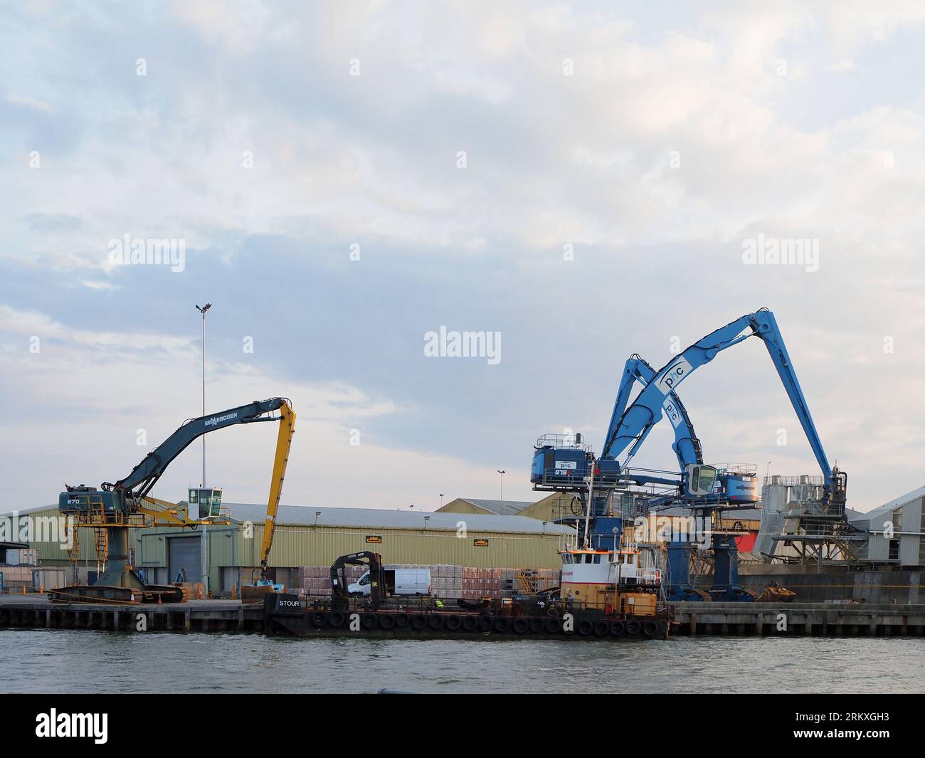 Mobile cranes hi-res stock photography and images - Alamy