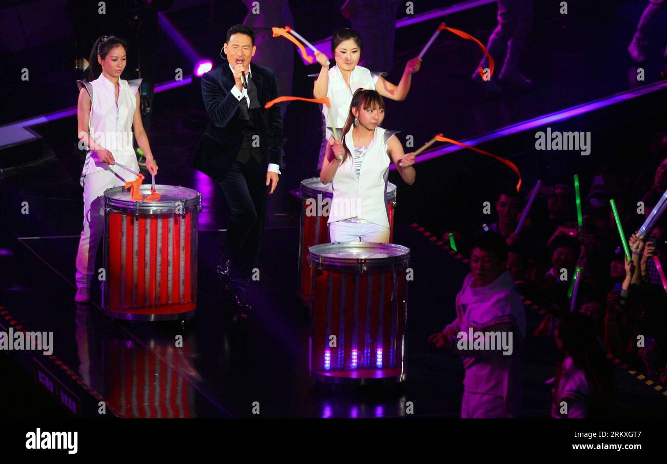 Bildnummer: 58959008  Datum: 31.12.2012  Copyright: imago/Xinhua NANJING, (Xinhua) -- Singer Jacky Cheung (2nd L) performs at an evening gala held by Jiangsu provincial TV station for new year celebration in Nanjing, capital of east China s Jiangsu Province, Dec. 31, 2012. (Xinhua) (hdt) CHINA-JIANGSU-NEW YAER-EVENING GALA (CN) PUBLICATIONxNOTxINxCHN People Entertainment Musik Aktion Gesellschaft Silvester Neujahr 2012 2013 Jahreswechsel Neujahrskonzert xdp x0x 2013 quer     58959008 Date 31 12 2012 Copyright Imago XINHUA Nanjing XINHUA Singer Jacky Cheung 2nd l performs AT to evening Gala Her Stock Photo