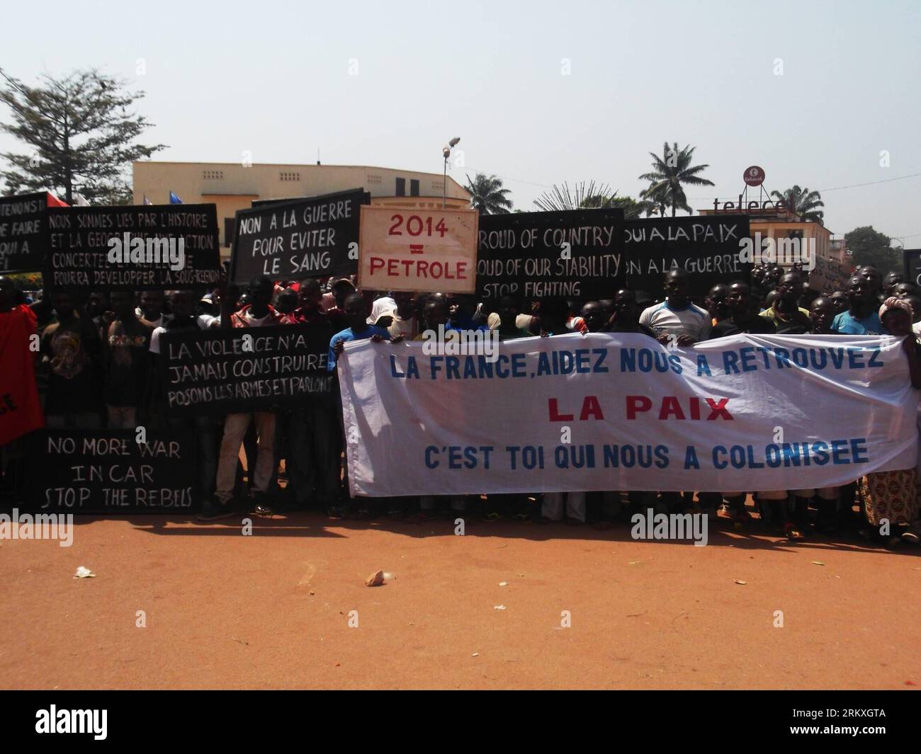 Bildnummer: 58959098  Datum: 26.12.2012  Copyright: imago/Xinhua BANGUI, (Xinhua) -- Local residents stage a protest in front of the French Embassy to the Central African Republic (CAR) in Bangui, CAR, on Dec. 26, 2012. French Foreign Minister Luarent Fabius on Monday urged CAR officials and rebels to launch swift talks to stop heavy fighting and forge a coalition government. (Xinhua/Thierry Messongo) (lyx) CAR-FRANCE-CALL FOR TRUCE PUBLICATIONxNOTxINxCHN Demo Protest Zentralafrikanische Republik xdp x0x 2012 quer     58959098 Date 26 12 2012 Copyright Imago XINHUA Bangui XINHUA Local Resident Stock Photo