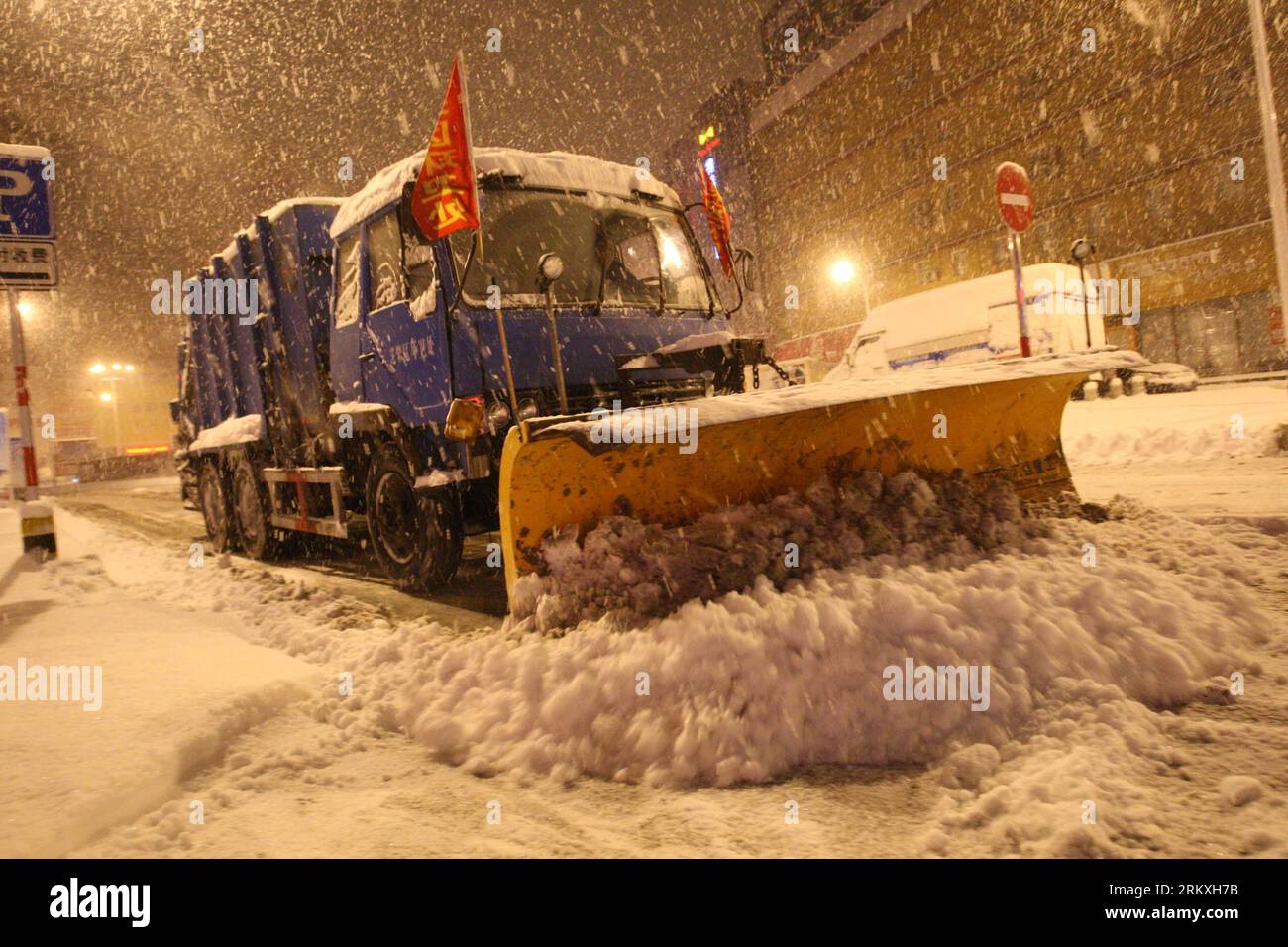 Bildnummer: 58959994  Datum: 02.01.2013  Copyright: imago/Xinhua (130102) -- YANTAI, Jan. 2, 2013 (Xinhua) -- A deicer works at a snow-covered street in Yantai, east China s Shandong Province, Jan. 2, 2013. Yantai witnessed the first snow in this year on Wednesday. (Xinhua/Shen Jizhong) (zz) CHINA-SHANDONG-YANTAI-FIRST SNOW (CN) PUBLICATIONxNOTxINxCHN Gesellschaft Wetter Jahreszeit Winter Schnee Schneeräumung Winterdienst x0x xmb 2013 quer      58959994 Date 02 01 2013 Copyright Imago XINHUA  Yantai Jan 2 2013 XINHUA a  Works AT a Snow Covered Street in Yantai East China S Shan Dong Province J Stock Photo