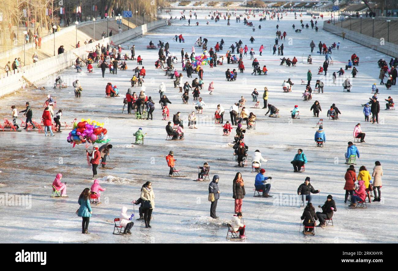 Bildnummer: 58962345  Datum: 03.01.2013  Copyright: imago/Xinhua (130103) -- BEIJING, Jan. 3, 2013 (Xinhua) -- go skating on the Bayi Lake in Beijing, capital of China, Jan. 3, 2013. People s New Year holiday mood wasn t affected by the dropping temperature in most parts of China. (Xinhua/Pang Zhengzheng) (mp) CHINA-SNOW-NEW YEAR HOLIDAY (CN) PUBLICATIONxNOTxINxCHN Gesellschaft Wetter Schnee Winter Spass Freizeit Winterspass See Schlittschuh laufen Eislaufen x0x xdd 2013 quer      58962345 Date 03 01 2013 Copyright Imago XINHUA  Beijing Jan 3 2013 XINHUA Go Skating ON The Bayi Lake in Beijing Stock Photo