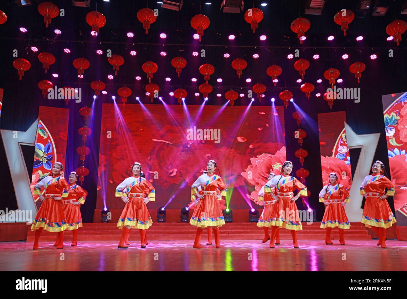 Chinese classical dance hi-res stock photography and images - Alamy