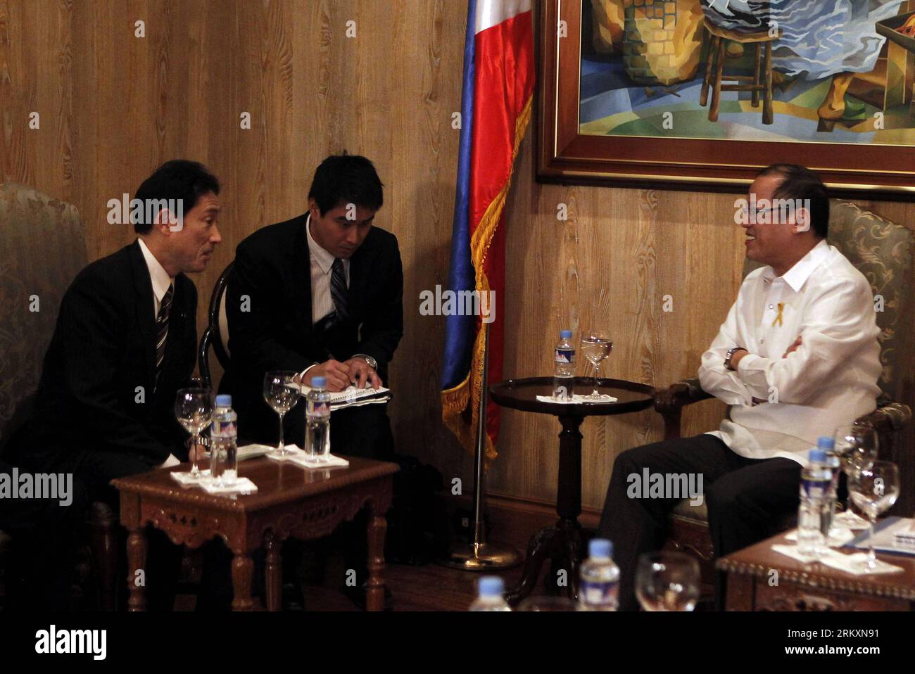 Bildnummer: 59007472  Datum: 10.01.2013  Copyright: imago/Xinhua (130110) -- MANILA, Jan. 10, 2013 (Xinhua) -- Philippine President Benigno S. Aquino III (R) meets with Japanese Foreign Minister Fumio Kishida (L) during a courtesy call at the Malacanan Palace in Manila, the Philippines, Jan. 10, 2013. (Xinhua/Malacanang Photo Bureau) PHILIPPINESS-MANILA-JAPAN-COURTESY CALL PUBLICATIONxNOTxINxCHN People Politik xjh x0x premiumd 2013 quer      59007472 Date 10 01 2013 Copyright Imago XINHUA  Manila Jan 10 2013 XINHUA Philippine President Benigno S Aquino III r Meets With Japanese Foreign Ministe Stock Photo