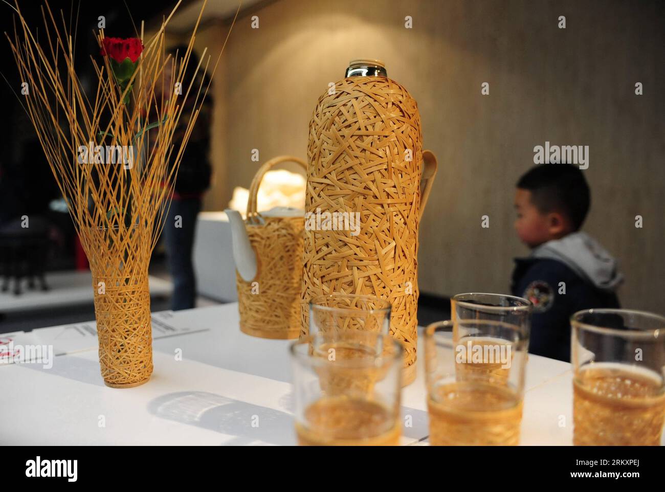 Bildnummer: 59046524  Datum: 12.01.2013  Copyright: imago/Xinhua (130112) -- FUZHOU, Jan. 12, 2013 (Xinhua) -- A rattan plaited thermos bottle designed by Fan Liqin of Chinese mainland is on display at the 2013 Fuzhou Cross-Strait Design Week in Fuzhou, capital of southeast China s Fujian Province, Jan. 12, 2013. Pili Wu s work was a combination of Chinese-style chair and modern plastic stool. The design week kicked off here on Saturday. (Xinhua/Lin Shanchuan) (lx) CHINA-FUZHOU-CREATIVE DESIGN WEEK (CN) PUBLICATIONxNOTxINxCHN Kunst Kultur Design Ausstellung Exponat x0x xds 2013 quer      59046 Stock Photo