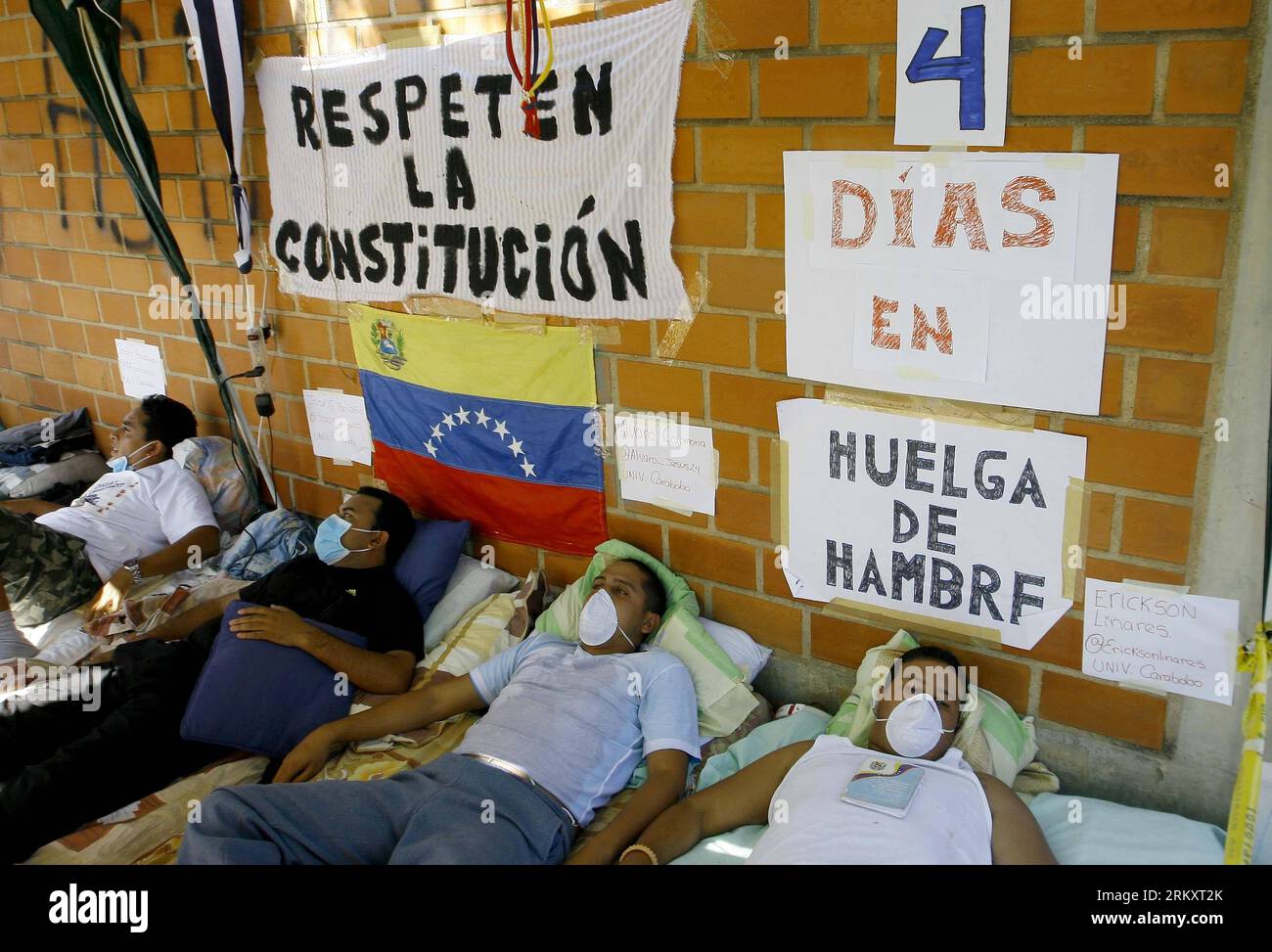 Bildnummer: 59079557  Datum: 15.01.2013  Copyright: imago/Xinhua (130114) -- VALENCIA, Jan. 14, 2013 (Xinhua) -- (L to R) Students Pedro Escalona, Jose Gregorio Briceno, Alvaro Carmona and Edicson Linares participate in a hunger strike in the city of Valencia, Venezuela, on Jan. 14, 2013. (Xinhua/Juan Carlos Hernandez) VENEZUELA-VALENCIA-SOCIETY-STRIKE PUBLICATIONxNOTxINxCHN Politik Demo Protest Hungerstreik premiumd x2x xmb 2013 quer     59079557 Date 15 01 2013 Copyright Imago XINHUA  Valencia Jan 14 2013 XINHUA l to r Students Pedro Escalona Jose Gregorio  Alvaro Carmona and  Linares partic Stock Photo