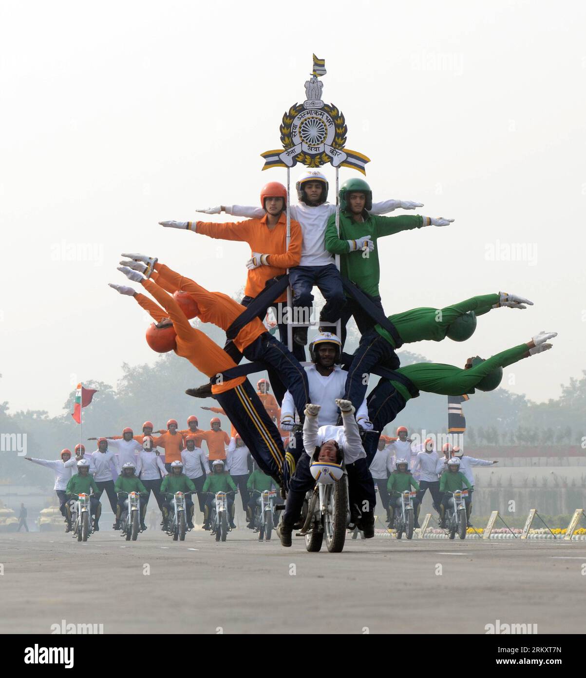 Bildnummer: 59082930  Datum: 15.01.2013  Copyright: imago/Xinhua (130115) -- NEW DELHI, Jan. 15, 2013 (Xinhua) -- Indian army soldiers perform a stunt on motorcycles during the army day parade in New Delhi, capital of India, Jan. 15, 2013. (Xinhua/Partha Sarkar)(rh) INDIA-NEW DELHI-ARMY DAY-PARADE PUBLICATIONxNOTxINxCHN Gesellschaft Militär Armee Parade Vorführung Übung x0x xmb 2013 quadrat      59082930 Date 15 01 2013 Copyright Imago XINHUA  New Delhi Jan 15 2013 XINHUA Indian Army Soldiers perform a Stunt ON Motorcycles during The Army Day Parade in New Delhi Capital of India Jan 15 2013 XI Stock Photo