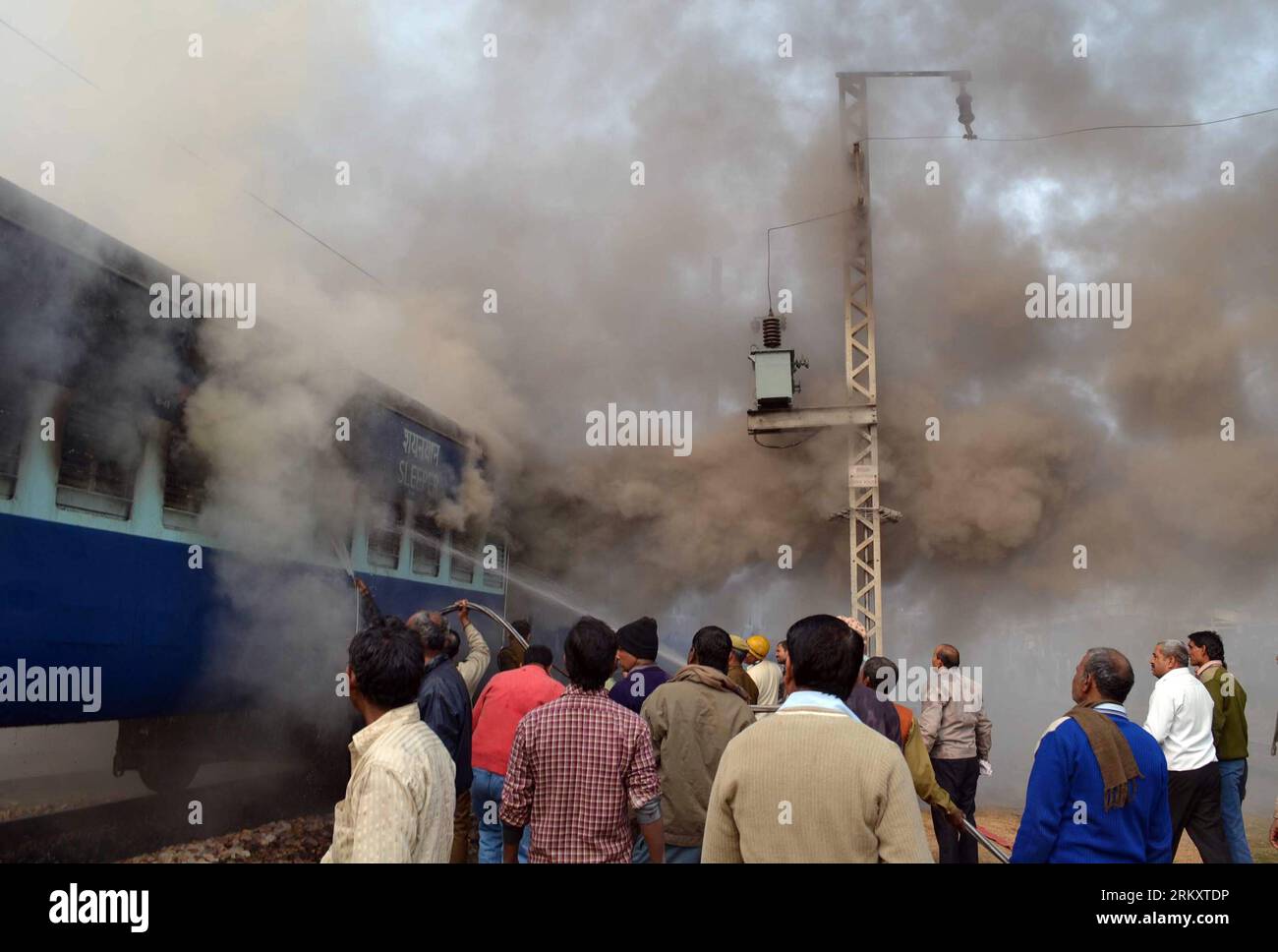 Bildnummer: 59084101  Datum: 15.01.2013  Copyright: imago/Xinhua (130115) -- MATHURA, Jan. 15, 2013 (Xinhua) -- Firemen try to douse fire after Mathura Allahabad Express train caught fire at Mathura railway station, India, Jan. 15, 2013. Two coaches were gutted, but no casualty has been reported. (Xinhua/Stringer)(rh) INDIA-MATHURA-TRAIN-FIRE PUBLICATIONxNOTxINxCHN Gesellschaft Verkehr Zug Bahn Feuer Brand Zugunglück x0x xrj 2013 quer      59084101 Date 15 01 2013 Copyright Imago XINHUA  Mathura Jan 15 2013 XINHUA firemen Try to douse Fire After Mathura Allahabad Shipping Train Caught Fire AT Stock Photo