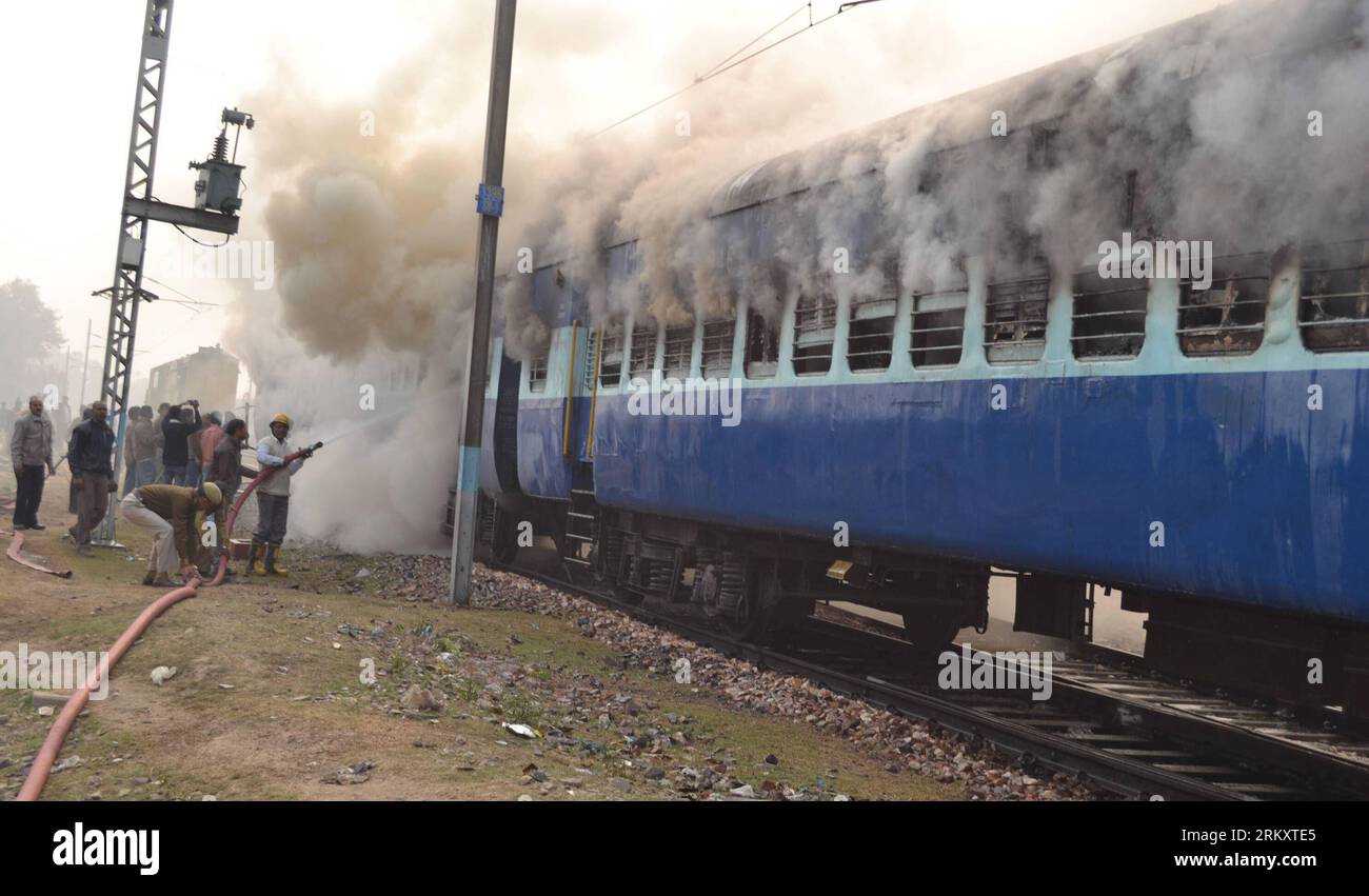 Bildnummer: 59084100  Datum: 15.01.2013  Copyright: imago/Xinhua (130115) -- MATHURA, Jan. 15, 2013 (Xinhua) -- Firemen try to douse fire after Mathura Allahabad Express train caught fire at Mathura railway station, India, Jan. 15, 2013. Two coaches were gutted, but no casualty has been reported. (Xinhua/Stringer)(rh) INDIA-MATHURA-TRAIN-FIRE PUBLICATIONxNOTxINxCHN Gesellschaft Verkehr Zug Bahn Feuer Brand Zugunglück x0x xrj 2013 quer      59084100 Date 15 01 2013 Copyright Imago XINHUA  Mathura Jan 15 2013 XINHUA firemen Try to douse Fire After Mathura Allahabad Shipping Train Caught Fire AT Stock Photo