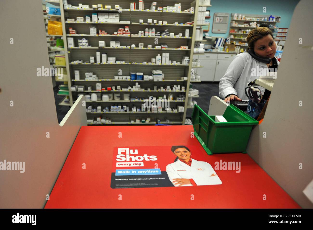 Bildnummer: 59085460  Datum: 15.01.2013  Copyright: imago/Xinhua (130115) -- NEW YORK, Jan. 15, 2013 (Xinhua) -- A staff member works at a CVS pharmacy store in New York, the United States, Jan. 15, 2013. As of Sunday, more than 20,000 cases of influenza have been reported in New York State for this season, far more than the 4, 404 cases that were reported in the last season. (Xinhua/Wang Lei) US-NEW YORK-FLU-OUTBREARK PUBLICATIONxNOTxINxCHN Gesellschaft Grippe Grippewelle Epidemie Gesundheit Apotheke Impfung Medikament xas x0x 2013 quer premiumd      59085460 Date 15 01 2013 Copyright Imago X Stock Photo