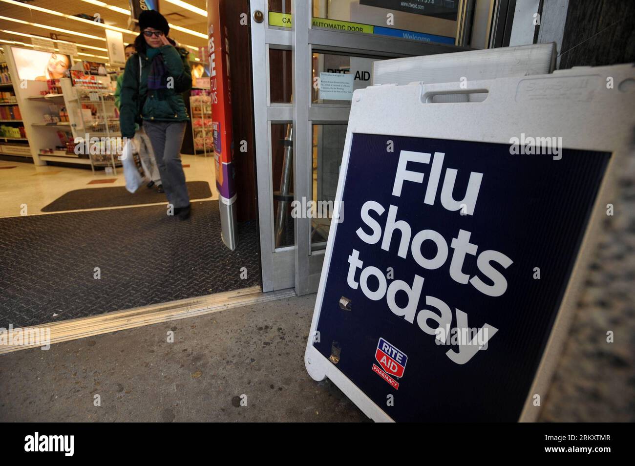 Bildnummer: 59085459  Datum: 15.01.2013  Copyright: imago/Xinhua (130115) -- NEW YORK, Jan. 15, 2013 (Xinhua) -- A sign advertising the availability of flu shots is put outside a CVS pharmacy store in New York, the United States, Jan. 15, 2013. As of Sunday, more than 20,000 cases of influenza have been reported in New York State for this season, far more than the 4, 404 cases that were reported in the last season. (Xinhua/Wang Lei) US-NEW YORK-FLU-OUTBREARK PUBLICATIONxNOTxINxCHN Gesellschaft Grippe Grippewelle Epidemie Gesundheit Apotheke Impfung Medikament xas x0x 2013 quer Aufmacher premiu Stock Photo