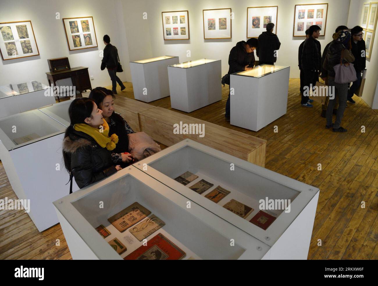 Bildnummer: 59092918  Datum: 16.01.2013  Copyright: imago/Xinhua (130116) -- XI AN, Jan. 16, 2013 (Xinhua) -- Visitors watch old books at an exhibition of books and magazines publicized during the Republic of China period (1912-1949) in Xi an, capital of northwest China s Shaanxi Province, Jan. 16, 2013. The exhibition showed more than 300 books and magzines collected by collector Gao Xiaolong and Nan Zhaoxu. (Xinhua/Li Yibo) (zkr) CHINA-XI AN-OLD BOOK EXHIBITION(CN) PUBLICATIONxNOTxINxCHN Kultur Ausstellung Buch Buchausstellung Medien Mediengeschichte Literaturgeschichte x0x xdd 2013 quer Stock Photo