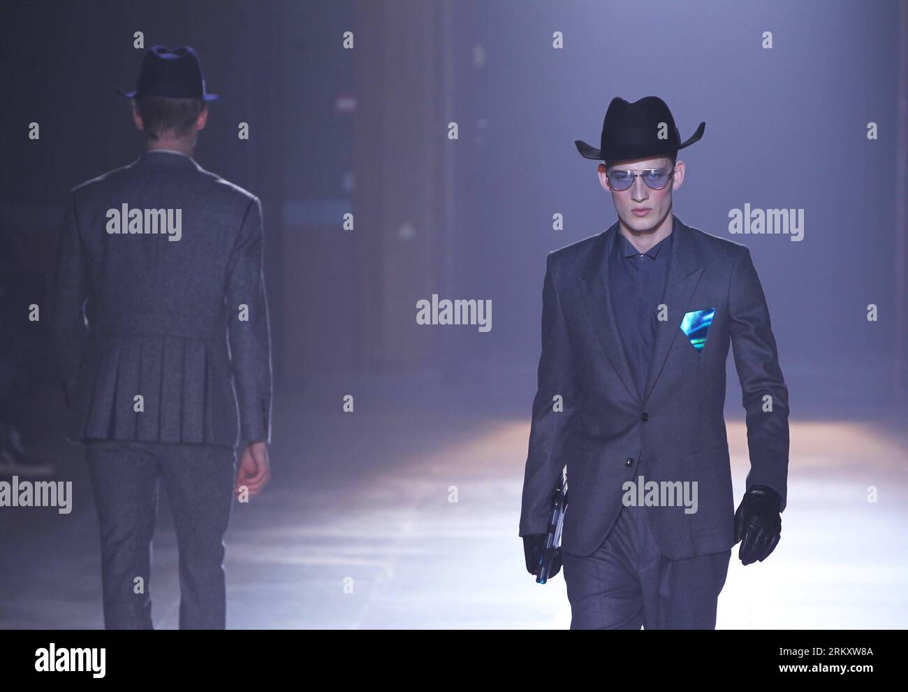 Bildnummer: 59095018 Datum: 16.01.2013 Copyright: imago/Xinhua (130116) --  PARIS, Jan. 16, 2013 (Xinhua) -- Models display creations by Japanese  designer Arashi Yanagawa for the label John Lawrence Sullivan during the men  s, image size:1300x990