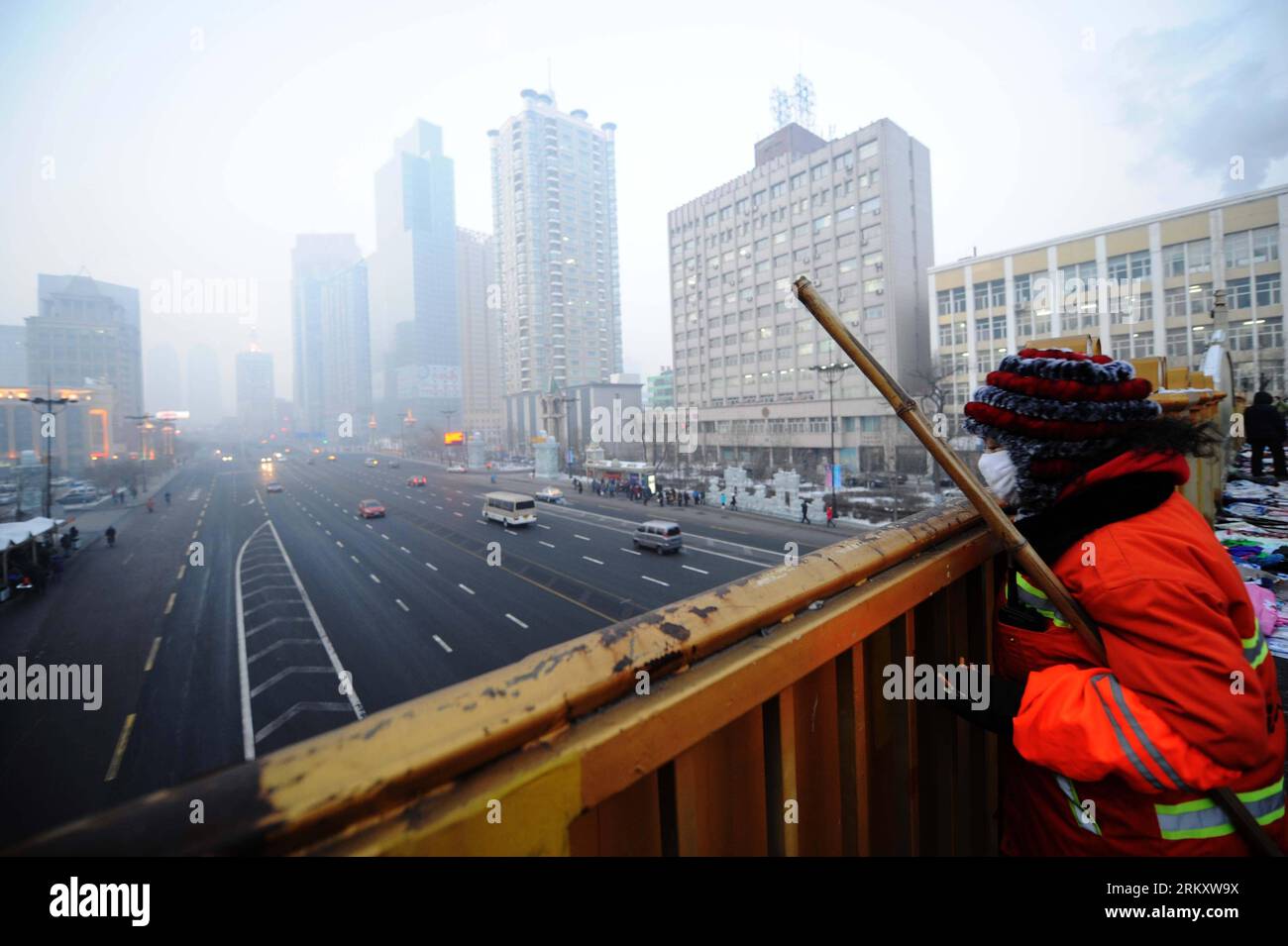Bildnummer: 59095372  Datum: 16.01.2013  Copyright: imago/Xinhua HARBIN, Jan. 16, 2013 (Xinhua) -- Sanitation worker Yang Weixia picks up a cigarette end from a bridge handrail in Harbin, capital of northeast China s Heilongjiang Province, Jan. 16, 2013. Yang Weixia, 48, is an ordinary sanitation worker living in Harbin, a city known for its bitterly cold winters and often called the Ice City. For 32 years, Yang has never stopped sweating away at her work, though she often gets up at three o clock every morning and will not go back home until 9 in the evening in the cold winter. There are more Stock Photo