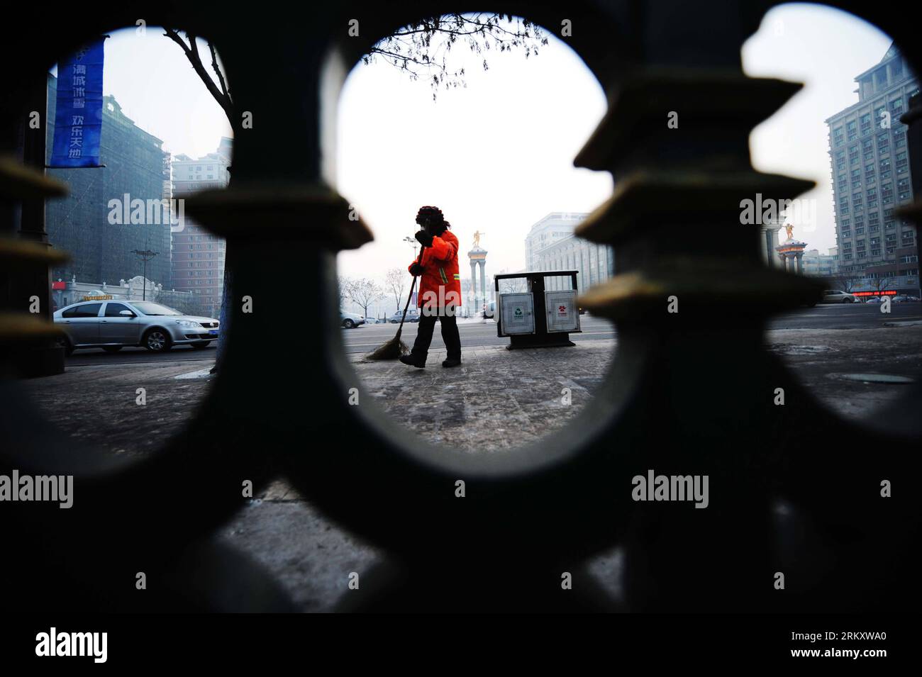 Bildnummer: 59095368  Datum: 16.01.2013  Copyright: imago/Xinhua HARBIN, Jan. 16, 2013 (Xinhua) -- Sanitation worker Yang Weixia works on a road in Harbin, capital of northeast China s Heilongjiang Province, Jan. 16, 2013. Yang Weixia, 48, is an ordinary sanitation worker living in Harbin, a city known for its bitterly cold winters and often called the Ice City. For 32 years, Yang has never stopped sweating away at her work, though she often gets up at three o clock every morning and will not go back home until 9 in the evening in the cold winter. There are more than 10,000 sanitation workers Stock Photo