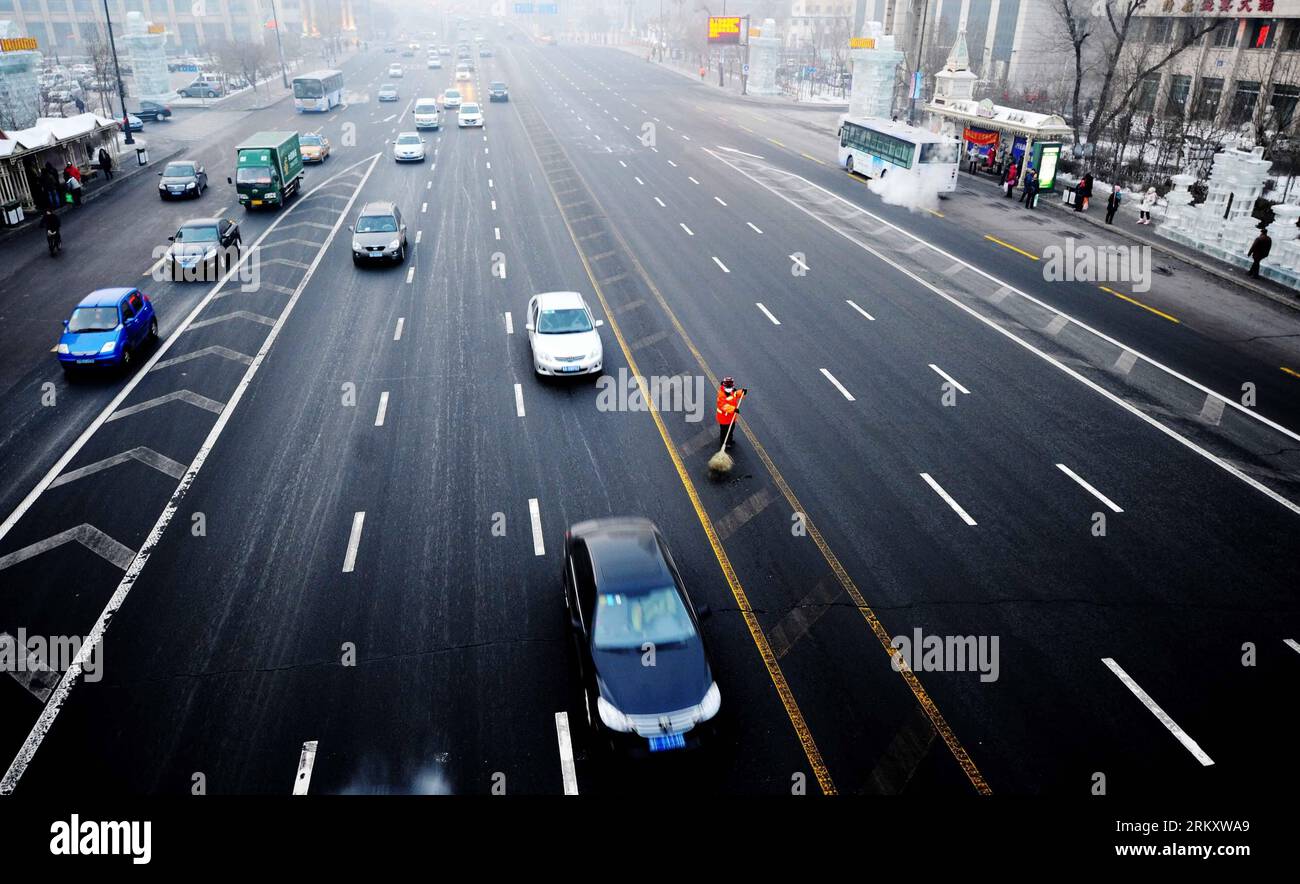Bildnummer: 59095367  Datum: 16.01.2013  Copyright: imago/Xinhua HARBIN, Jan. 16, 2013 (Xinhua) -- Sanitation worker Yang Weixia works in the middle of a road in Harbin, capital of northeast China s Heilongjiang Province, Jan. 16, 2013. Yang Weixia, 48, is an ordinary sanitation worker living in Harbin, a city known for its bitterly cold winters and often called the Ice City. For 32 years, Yang has never stopped sweating away at her work, though she often gets up at three o clock every morning and will not go back home until 9 in the evening in the cold winter. There are more than 10,000 sanit Stock Photo