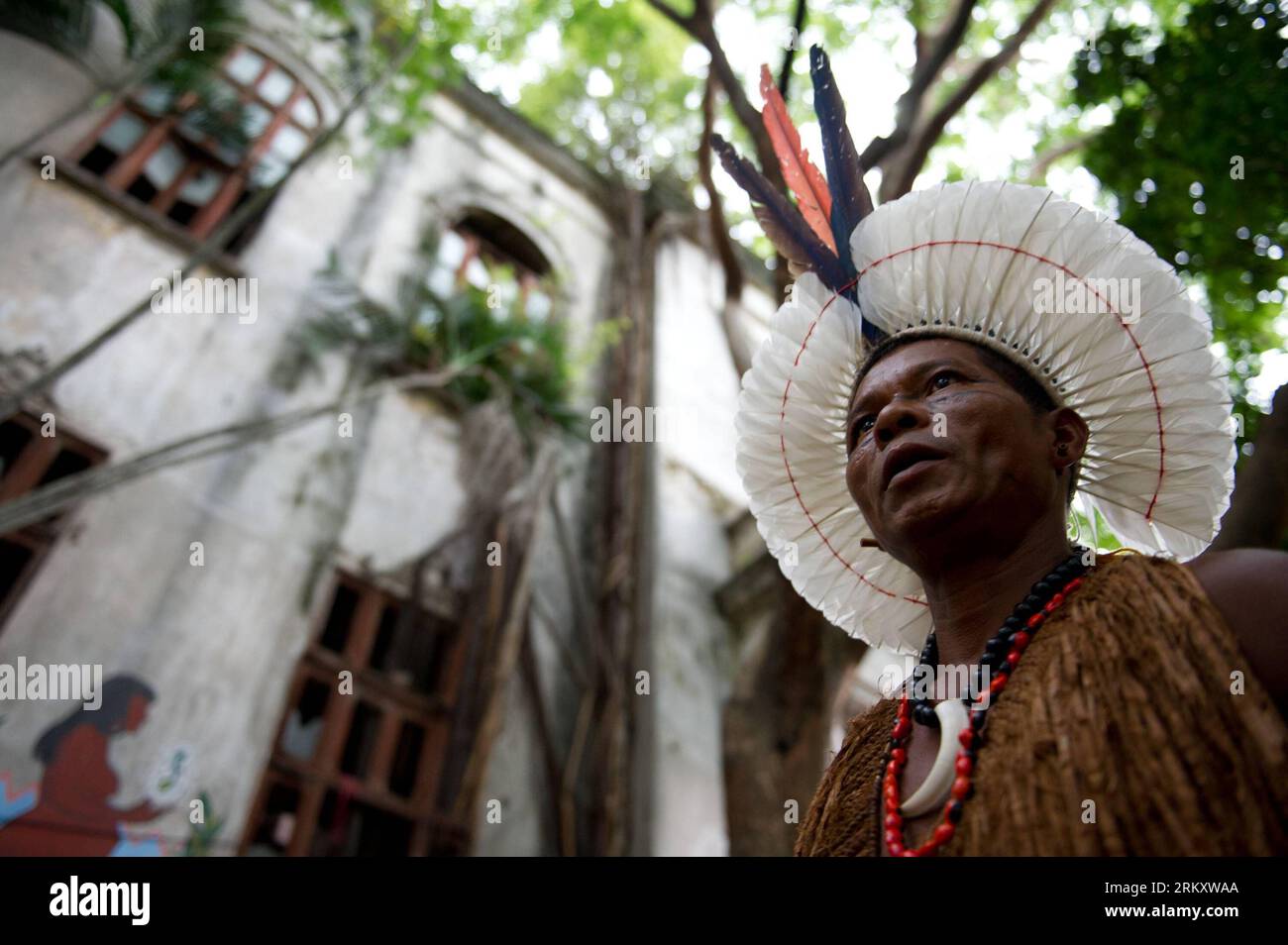 Bildnummer: 59095339  Datum: 16.01.2013  Copyright: imago/Xinhua (130117) -- RIO DE JANEIRO, Jan. 16, 2013 (Xinhua) -- An indigenous man walks outside the old Indian Museum in Rio de Janeiro, Brazil, Jan. 16, 2013. The government of Rio de Janeiro plans to tear down an old Indian museum beside Maracana Stadium to build parking lot and shopping center here for the upcoming Brazil 2014 FIFA World Cup. The plan met with protest from the indigenous groups. Now Indians from 17 tribes around Brazil settle down in the old building, appealing for the protection of the century-old museum, the oldest In Stock Photo