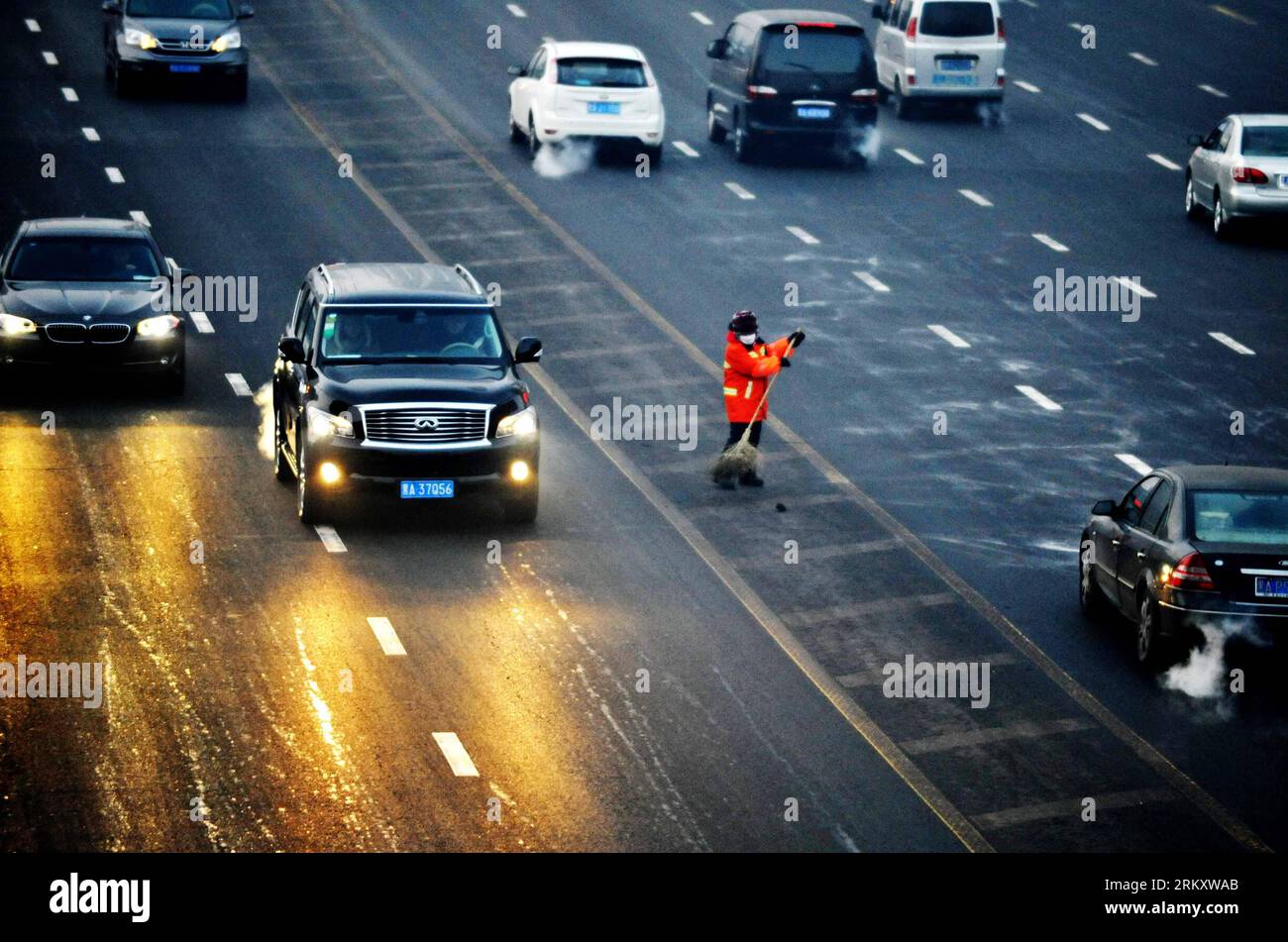 Bildnummer: 59095357  Datum: 16.01.2013  Copyright: imago/Xinhua HARBIN, Jan. 16, 2013 (Xinhua) -- Sanitation worker Yang Weixia works in the middle of a road in Harbin, capital of northeast China s Heilongjiang Province, Jan. 16, 2013. Yang Weixia, 48, is an ordinary sanitation worker living in Harbin, a city known for its bitterly cold winters and often called the Ice City. For 32 years, Yang has never stopped sweating away at her work, though she often gets up at three o clock every morning and will not go back home until 9 in the evening in the cold winter. There are more than 10,000 sanit Stock Photo