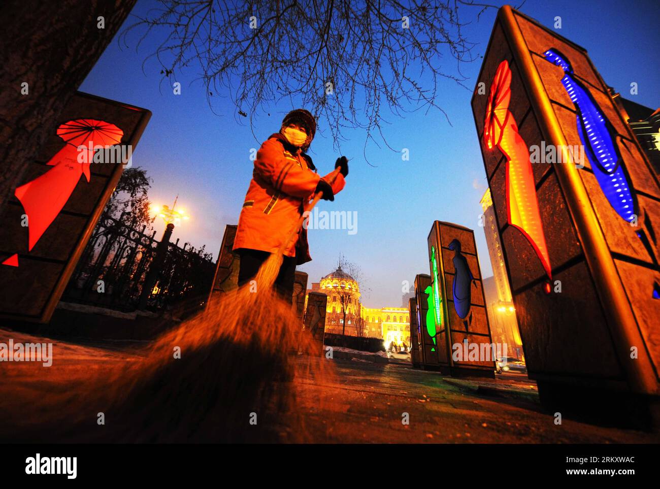 Bildnummer: 59095358  Datum: 16.01.2013  Copyright: imago/Xinhua HARBIN, Jan. 16, 2013 (Xinhua) -- Sanitation worker Yang Weixia sweeps a road in Harbin, capital of northeast China s Heilongjiang Province, Jan. 16, 2013. Yang Weixia, 48, is an ordinary sanitation worker living in Harbin, a city known for its bitterly cold winters and often called the Ice City. For 32 years, Yang has never stopped sweating away at her work, though she often gets up at three o clock every morning and will not go back home until 9 in the evening in the cold winter. There are more than 10,000 sanitation workers li Stock Photo