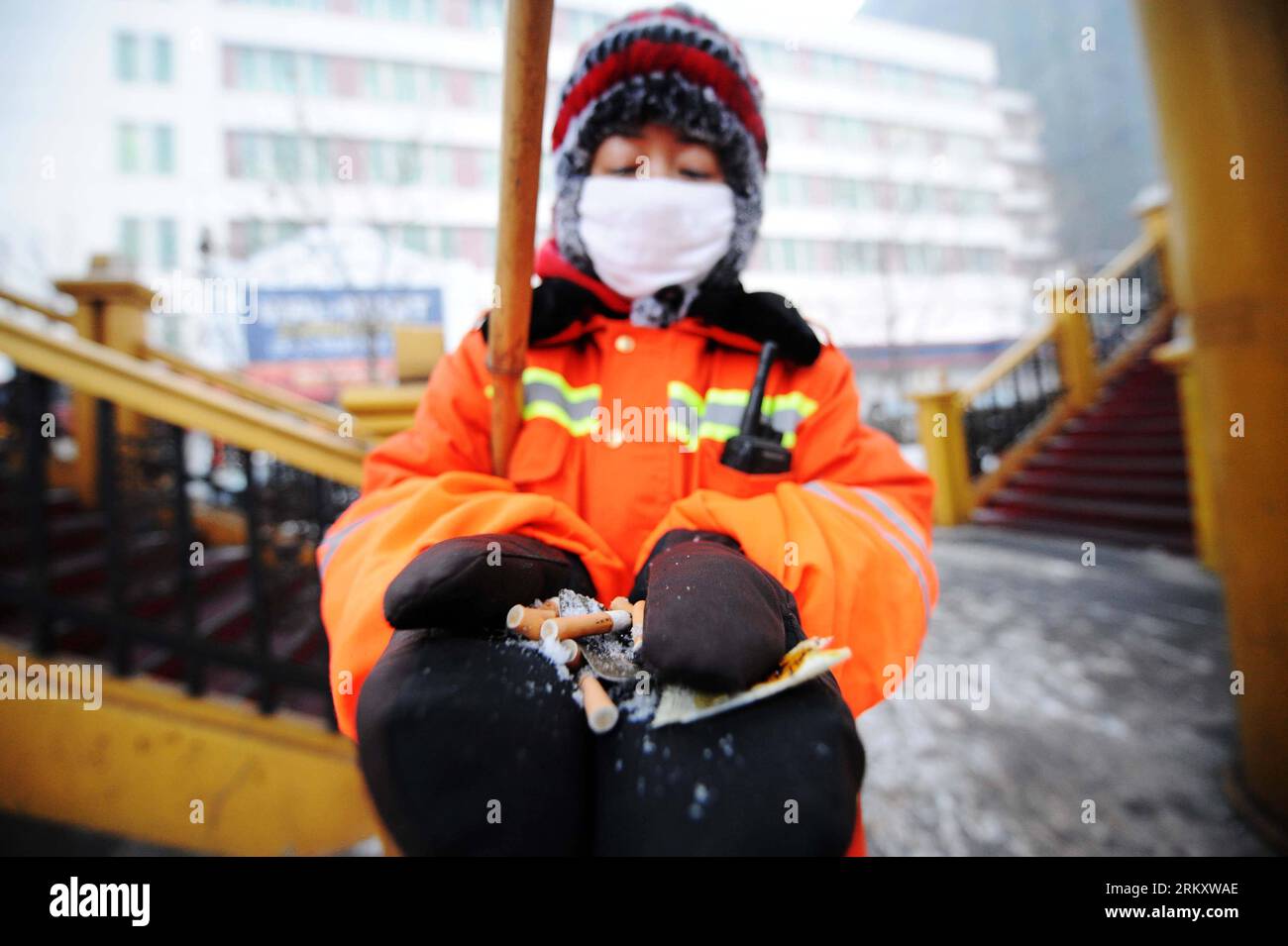 Bildnummer: 59095370  Datum: 16.01.2013  Copyright: imago/Xinhua HARBIN, Jan. 16, 2013 (Xinhua) -- Sanitation worker Yang Weixia who wears a mask shows cigarette ends she picked up on a road in Harbin, capital of northeast China s Heilongjiang Province, Jan. 16, 2013. Yang Weixia, 48, is an ordinary sanitation worker living in Harbin, a city known for its bitterly cold winters and often called the Ice City. For 32 years, Yang has never stopped sweating away at her work, though she often gets up at three o clock every morning and will not go back home until 9 in the evening in the cold winter. Stock Photo
