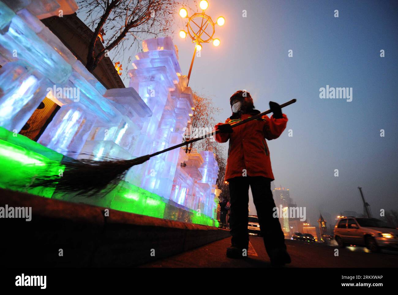 Bildnummer: 59095371  Datum: 16.01.2013  Copyright: imago/Xinhua HARBIN, Jan. 16, 2013 (Xinhua) -- Sanitation worker Yang Weixia works on a road in Harbin, capital of northeast China s Heilongjiang Province, Jan. 16, 2013. Yang Weixia, 48, is an ordinary sanitation worker living in Harbin, a city known for its bitterly cold winters and often called the Ice City. For 32 years, Yang has never stopped sweating away at her work, though she often gets up at three o clock every morning and will not go back home until 9 in the evening in the cold winter. There are more than 10,000 sanitation workers Stock Photo