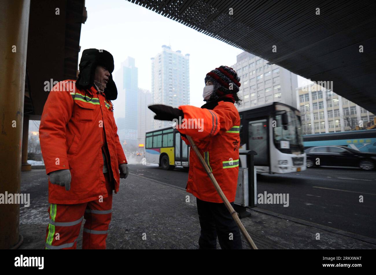 Bildnummer: 59095363  Datum: 16.01.2013  Copyright: imago/Xinhua HARBIN, Jan. 16, 2013 (Xinhua) -- Sanitation worker Yang Weixia talks with her colleague on a road in Harbin, capital of northeast China s Heilongjiang Province, Jan. 16, 2013. Yang Weixia, 48, is an ordinary sanitation worker living in Harbin, a city known for its bitterly cold winters and often called the Ice City. For 32 years, Yang has never stopped sweating away at her work, though she often gets up at three o clock every morning and will not go back home until 9 in the evening in the cold winter. There are more than 10,000 Stock Photo