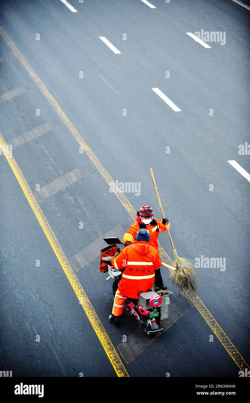 Bildnummer: 59095360  Datum: 16.01.2013  Copyright: imago/Xinhua HARBIN, Jan. 16, 2013 (Xinhua) -- Sanitation worker Yang Weixia and her colleague work on a road in Harbin, capital of northeast China s Heilongjiang Province, Jan. 16, 2013. Yang Weixia, 48, is an ordinary sanitation worker living in Harbin, a city known for its bitterly cold winters and often called the Ice City. For 32 years, Yang has never stopped sweating away at her work, though she often gets up at three o clock every morning and will not go back home until 9 in the evening in the cold winter. There are more than 10,000 sa Stock Photo