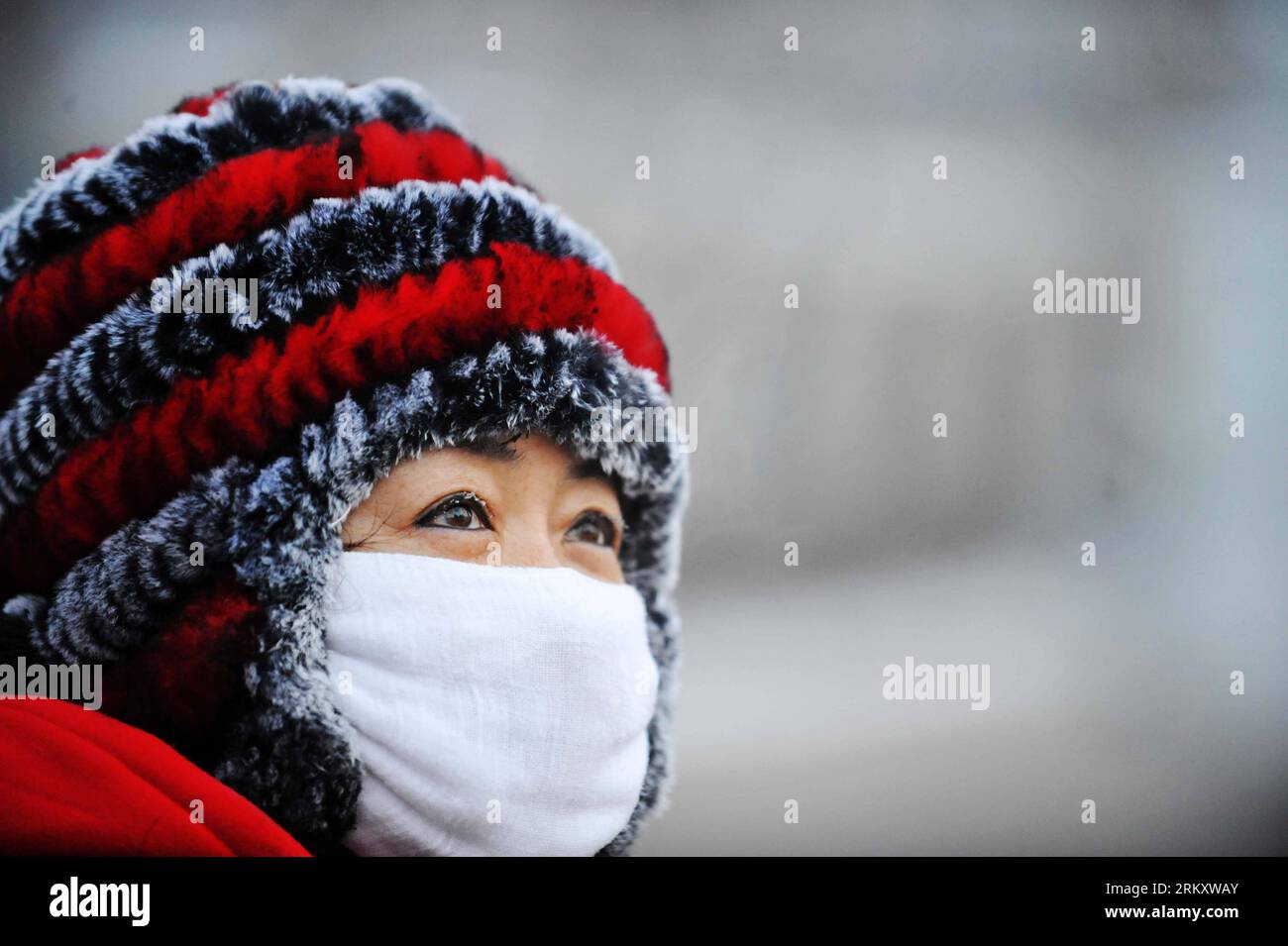 Bildnummer: 59095366  Datum: 16.01.2013  Copyright: imago/Xinhua HARBIN, Jan. 16, 2013 (Xinhua) -- Cold weather makes frost stick to eyelash on the face of sanitation worker Yang Weixia who wears a mask in Harbin, capital of northeast China s Heilongjiang Province, Jan. 16, 2013. Yang Weixia, 48, is an ordinary sanitation worker living in Harbin, a city known for its bitterly cold winters and often called the Ice City. For 32 years, Yang has never stopped sweating away at her work, though she often gets up at three o clock every morning and will not go back home until 9 in the evening in the c Stock Photo