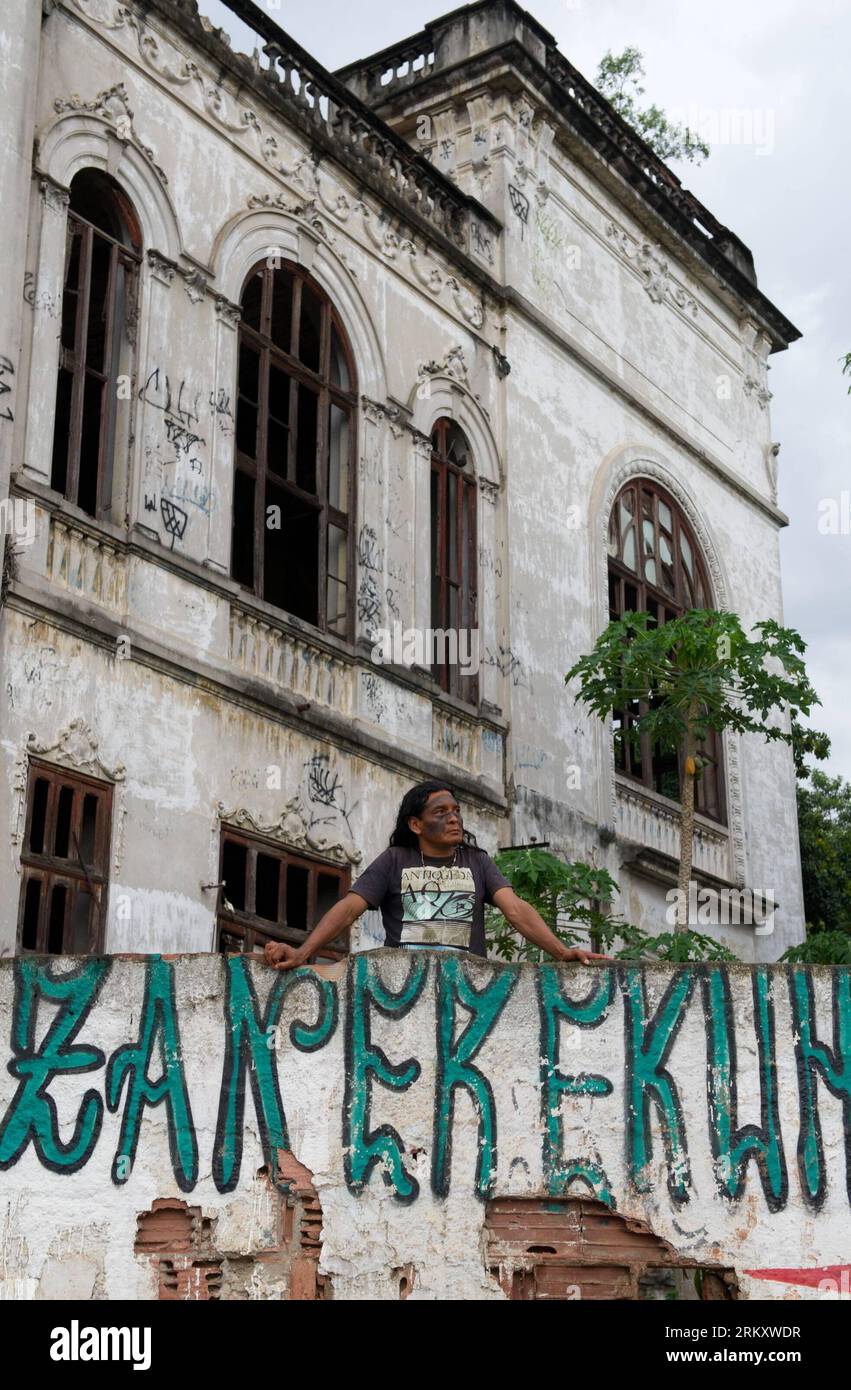 Bildnummer: 59095335  Datum: 16.01.2013  Copyright: imago/Xinhua (130117) -- RIO DE JANEIRO, Jan. 16, 2013 (Xinhua) -- An indigenous man stands behind a wall around the old Indian Museum in Rio de Janeiro, Brazil, Jan. 16, 2013. The government of Rio de Janeiro plans to tear down an old Indian museum beside Maracana Stadium to build parking lot and shopping center here for the upcoming Brazil 2014 FIFA World Cup. The plan met with protest from the indigenous groups. Now Indians from 17 tribes around Brazil settle down in the old building, appealing for the protection of the century-old museum, Stock Photo