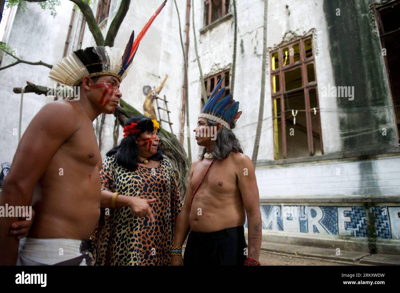 Bildnummer: 59095332  Datum: 16.01.2013  Copyright: imago/Xinhua (130117) -- RIO DE JANEIRO, Jan. 16, 2013 (Xinhua) -- Indigenous discuss the governmental proposal outside the old Indian Museum in Rio de Janeiro, Brazil, Jan. 16, 2013. The government of Rio de Janeiro plans to tear down an old Indian museum beside Maracana Stadium to build parking lot and shopping center here for the upcoming Brazil 2014 FIFA World Cup. The plan met with protest from the indigenous groups. Now Indians from 17 tribes around Brazil settle down in the old building, appealing for the protection of the century-old Stock Photo