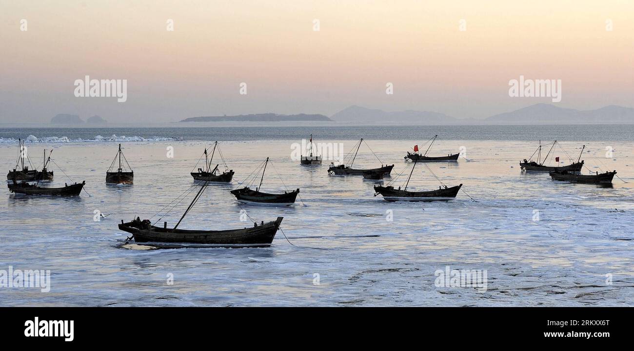 Bildnummer: 59100181  Datum: 17.01.2013  Copyright: imago/Xinhua A number of fishing boats are trapped by floating ice near Sanguanmiaotun, Jinzhou New District, Dalian City, northeast China s Liaoning Province, Jan. 17, 2013. The floating ice covers 5,429 square kilometers of Bohai Sea and 5,808 square kilometers of northern Yellow Sea, the National Marine Forecasting Station reported on Thursday. (Xinhua/Liu Debin) (gqd) CHINA-BOHAI SEA-YELLOW SEA-FLOATING ICE (CN) PUBLICATIONxNOTxINxCHN Wirtschaft Fischfang Winter Eis eingefroren x0x xds 2013 quer Aufmacher     59100181 Date 17 01 2013 Copy Stock Photo