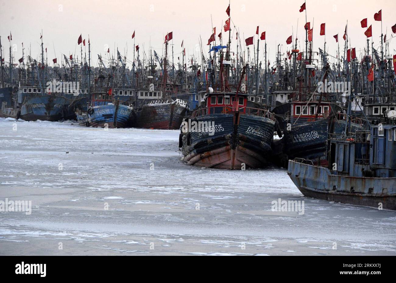 Bildnummer: 59100182  Datum: 17.01.2013  Copyright: imago/Xinhua Hundreds of fishing boats are seen at a harbor in Jinzhou New District, Dalian City, northeast China s Liaoning Province, Jan. 17, 2013. The floating ice covers 5,429 square kilometers of Bohai Sea and 5,808 square kilometers of northern Yellow Sea, the National Marine Forecasting Station reported on Thursday. (Xinhua/Liu Debin) (gqd) CHINA-BOHAI SEA-YELLOW SEA-FLOATING ICE (CN) PUBLICATIONxNOTxINxCHN Wirtschaft Fischfang Winter Eis eingefroren x0x xds 2013 quer Aufmacher premiumd     59100182 Date 17 01 2013 Copyright Imago XINH Stock Photo