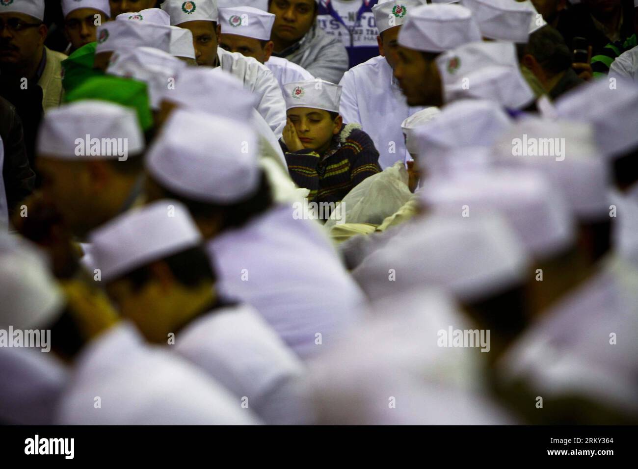 Bildnummer: 59130664  Datum: 24.01.2013  Copyright: imago/Xinhua (130124) -- CAIRO, Jan. 24, 2013 (Xinhua) -- An Egyptian boy sleeps as hundreds of Sufi Muslims take part in sufi celebration rituals to celebrate the birth of Prophet Mohammed, at Al-Hussein mosque in Cairo, Egypt, Jan. 24, 2013. Hundreds of millions of Muslims celebrated the anniversary of Prophet Muhammad s birth all over the world. (Xinhua/Amru Salahuddien) EGYPT-CAIRO-PROPHET MOHAMMED BIRTH-ANNIVERSARY PUBLICATIONxNOTxINxCHN Gesellschaft Religion Islam Muslim Feiertag Gebet xjh x0x premiumd 2013 quer      59130664 Date 24 01 Stock Photo