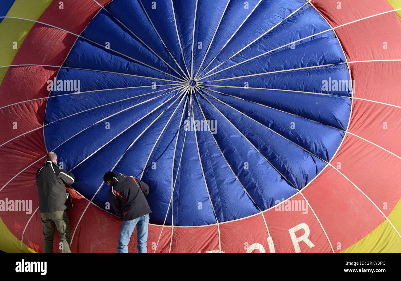 Bildnummer: 59137954  Datum: 26.01.2013  Copyright: imago/Xinhua (130126) -- CHATEAU-D OEX, Jan. 26, 2013 (Xinhua) -- Balloonists inspect a balloon at the 35th International Ballon Festival in Chateau-d Oex, Switzerland, Jan. 26, 2013. The 9-day ballon festival kicked off here on Saturday with the participation of over 80 balloons from 15 countries and regions. (Xinhua/Wang Siwei)(zf) SWITZERLAND-CHATEAU-D OEX-INTERNATIONAL BALLOON FESTIVAL PUBLICATIONxNOTxINxCHN Gesellschaft Ballon Heissluftballon Ballonfestival Ballonfahrt Alpen x0x xst 2013 quer premiumd      59137954 Date 26 01 2013 Copyri Stock Photo