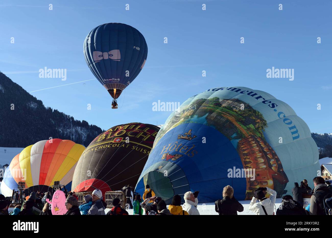 Bildnummer: 59137955  Datum: 26.01.2013  Copyright: imago/Xinhua (130126) -- CHATEAU-D OEX, Jan. 26, 2013 (Xinhua) -- Balloons take off at the 35th International Ballon Festival in Chateau-d Oex, Switzerland, Jan. 26, 2013. The 9-day ballon festival kicked off here on Saturday with the participation of over 80 balloons from 15 countries and regions. (Xinhua/Wang Siwei)(zf) SWITZERLAND-CHATEAU-D OEX-INTERNATIONAL BALLOON FESTIVAL PUBLICATIONxNOTxINxCHN Gesellschaft Ballon Heissluftballon Ballonfestival Ballonfahrt Alpen x0x xst 2013 quer premiumd      59137955 Date 26 01 2013 Copyright Imago XI Stock Photo