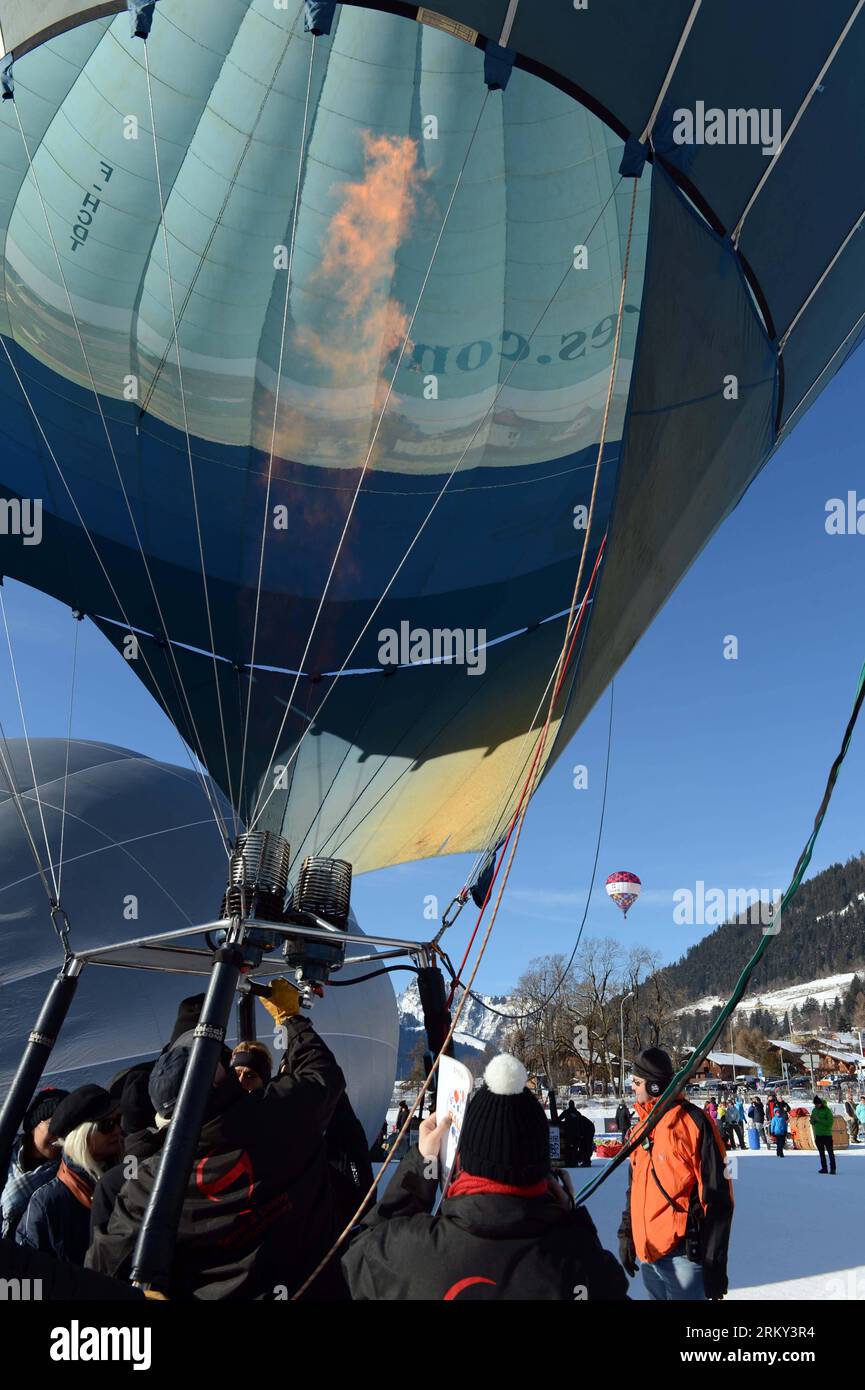 Bildnummer: 59137950  Datum: 26.01.2013  Copyright: imago/Xinhua (130126) -- CHATEAU-D OEX, Jan. 26, 2013 (Xinhua) -- Balloonist check ballons before taking off at the 35th International Ballon Festival in Chateau-d Oex, Switzerland, Jan. 26, 2013. The 9-day ballon festival kicked off here on Saturday with the participation of over 80 balloons from 15 countries and regions. (Xinhua/Wang Siwei)(zf) SWITZERLAND-CHATEAU-D OEX-INTERNATIONAL BALLOON FESTIVAL PUBLICATIONxNOTxINxCHN Gesellschaft Ballon Heissluftballon Ballonfestival Ballonfahrt Alpen x0x xst 2013 hoch Highlight premiumd      59137950 Stock Photo