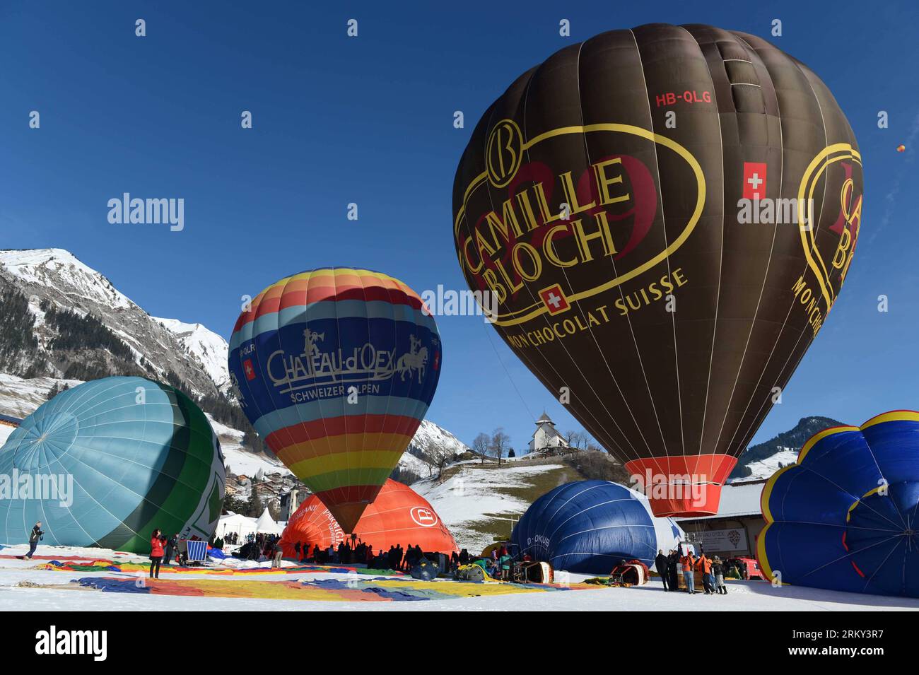 Bildnummer: 59137952  Datum: 26.01.2013  Copyright: imago/Xinhua (130126) -- CHATEAU-D OEX, Jan. 26, 2013 (Xinhua) -- Balloons wait to take off at the 35th International Ballon Festival in Chateau-d Oex, Switzerland, Jan. 26, 2013. The 9-day ballon festival kicked off here on Saturday with the participation of over 80 balloons from 15 countries and regions. (Xinhua/Wang Siwei)(zf) SWITZERLAND-CHATEAU-D OEX-INTERNATIONAL BALLOON FESTIVAL PUBLICATIONxNOTxINxCHN Gesellschaft Ballon Heissluftballon Ballonfestival Ballonfahrt Alpen x0x xst 2013 quer premiumd      59137952 Date 26 01 2013 Copyright Stock Photo
