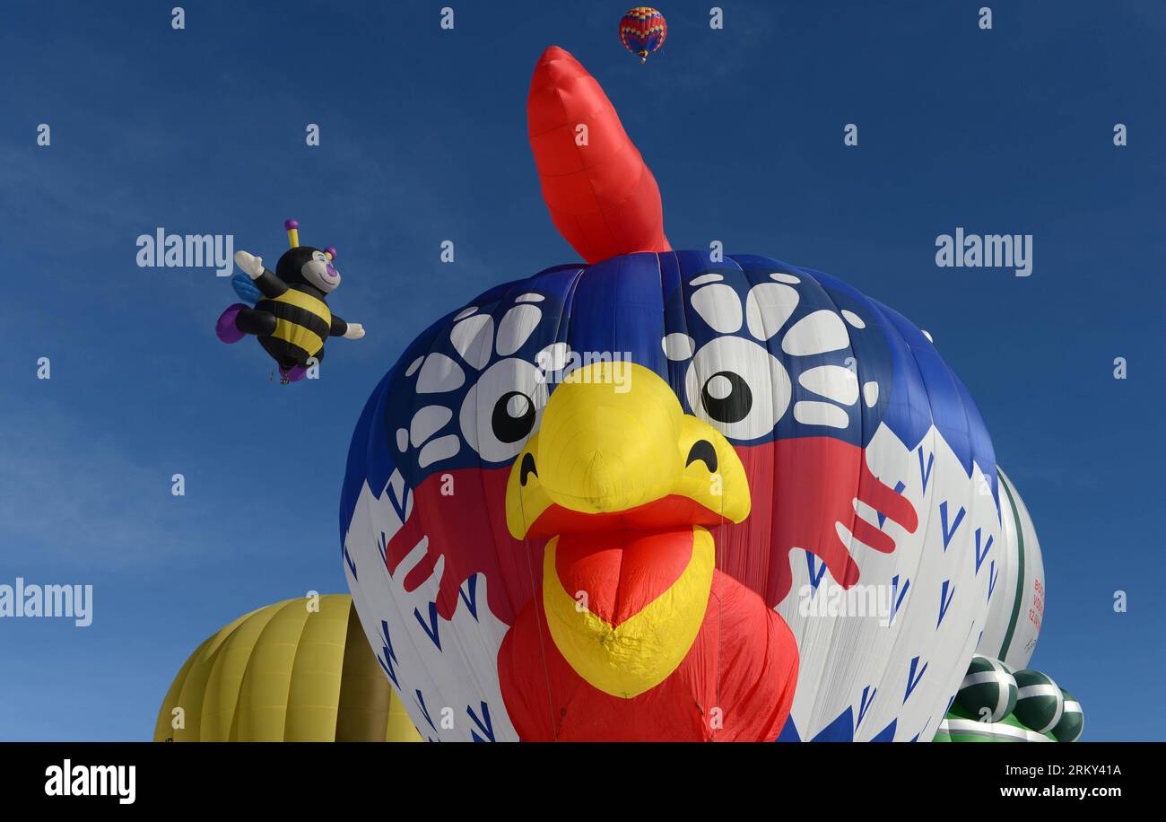 Bildnummer: 59138113  Datum: 26.01.2013  Copyright: imago/Xinhua (130126) -- CHATEAU-D OEX, Jan. 26, 2013 (Xinhua) -- Cartoon balloons take off at the 35th International Ballon Festival in Chateau-d Oex, Switzerland, Jan. 26, 2013. The 9-day ballon festival kicked off here on Saturday with the participation of over 80 balloons from 15 countries and regions. (Xinhua/Wang Siwei)(zf) SWITZERLAND-CHATEAU-D OEX-INTERNATIONAL BALLOON FESTIVAL PUBLICATIONxNOTxINxCHN Gesesllchaft Heisluftballon Ballon Heissluftballonfestival Ballonfestival xdp x0x premiumd 2013 quer      59138113 Date 26 01 2013 Copyr Stock Photo