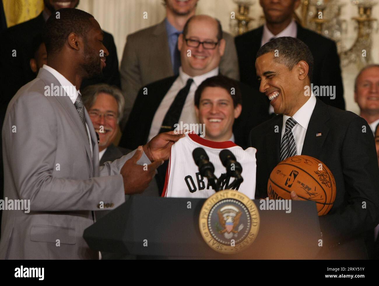 Bildnummer: 59145802  Datum: 28.01.2013  Copyright: imago/Xinhua (130129) -- WASHINGTON D.C., Jan. 29,2013 (Xinhua) -- Miami Heat player Dwyane Wade (L) presents a team shirt as a gift to U.S. President Barack Obama during an event to honor the NBA champion Miami Heat at the White House in Washington D.C., the United States, Jan. 28, 2013. (Xinhua/Fang Zhe) US-WASHINGTON D.C.-NBA-OBAMA PUBLICATIONxNOTxINxCHN People Politik USA Basketball xns x0x 2013 quer Aufmacher premiumd      59145802 Date 28 01 2013 Copyright Imago XINHUA  Washington D C Jan 29 2013 XINHUA Miami Heat Player  Calf l Present Stock Photo