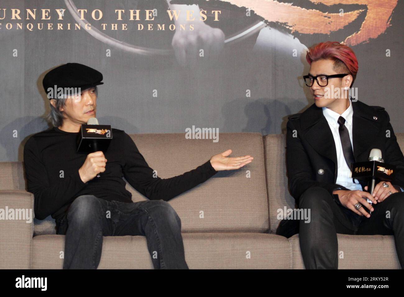 Bildnummer: 59146048  Datum: 28.01.2013  Copyright: imago/Xinhua (130128) -- TAIPEI, Jan. 28, 2013 (Xinhua) -- Director Stephen Chow (L) and actor Show Lo receive interview during a press conference of the movie Journey to the West: Conquering the Demons in Taipei, southeast China s Taiwan, Jan. 28, 2013. The movie is expected to hit the screen on Feb. 7, 2013 in Taipei. (Xinhua) (mp) CHINA-TAIPEI-MOVIE-PRESS CONFERENCE (CN) PUBLICATIONxNOTxINxCHN Entertainment Kultur People PK Film Premiere Filmpremiere Die Reise nach Westen x0x xdd 2013 quer      59146048 Date 28 01 2013 Copyright Imago XINH Stock Photo