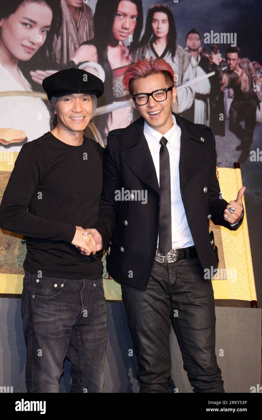 Bildnummer: 59146053  Datum: 28.01.2013  Copyright: imago/Xinhua (130128) -- TAIPEI, Jan. 28, 2013 (Xinhua) -- Director Stephen Chow (L) and actor Show Lo pose for photo during a press conference of the movie Journey to the West: Conquering the Demons in Taipei, southeast China s Taiwan, Jan. 28, 2013. The movie is expected to hit the screen on Feb. 7, 2013 in Taipei. (Xinhua) (mp) CHINA-TAIPEI-MOVIE-PRESS CONFERENCE (CN) PUBLICATIONxNOTxINxCHN Entertainment Kultur People PK Film Premiere Filmpremiere Die Reise nach Westen x0x xdd 2013 hoch premiumd      59146053 Date 28 01 2013 Copyright Imag Stock Photo