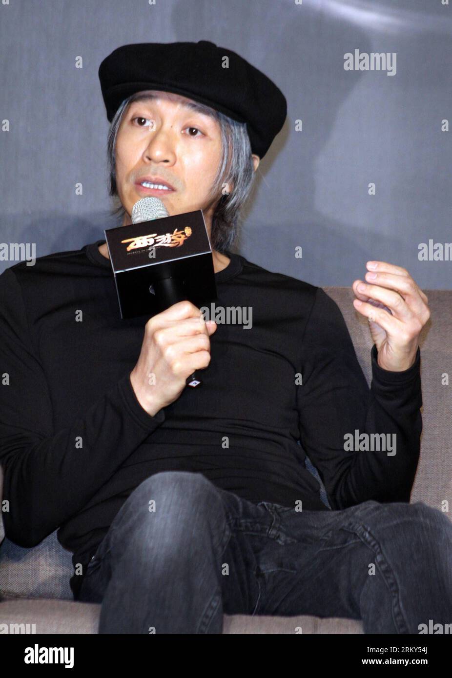 Bildnummer: 59146051  Datum: 28.01.2013  Copyright: imago/Xinhua (130128) -- TAIPEI, Jan. 28, 2013 (Xinhua) -- Director Stephen Chow receives interview during a press conference of the movie Journey to the West: Conquering the Demons in Taipei, southeast China s Taiwan, Jan. 28, 2013. The movie is expected to hit the screen on Feb. 7, 2013 in Taipei. (Xinhua) (mp) CHINA-TAIPEI-MOVIE-PRESS CONFERENCE (CN) PUBLICATIONxNOTxINxCHN Entertainment Kultur People PK Film Premiere Filmpremiere Die Reise nach Westen x0x xdd 2013 hoch premiumd      59146051 Date 28 01 2013 Copyright Imago XINHUA  Taipei J Stock Photo
