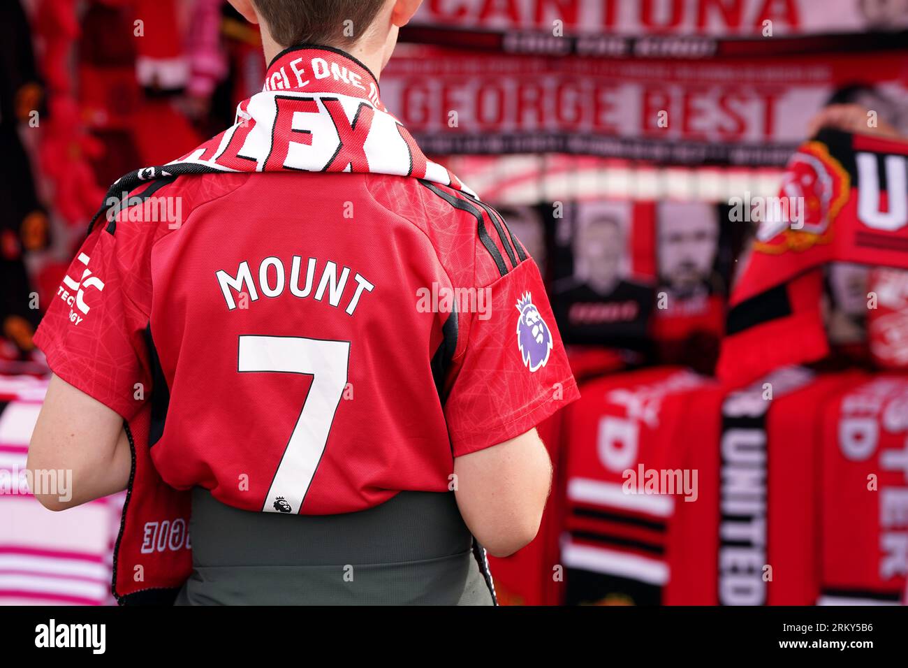 A Manchester United fan wearing a Mason Mount number 7 shirt ahead 