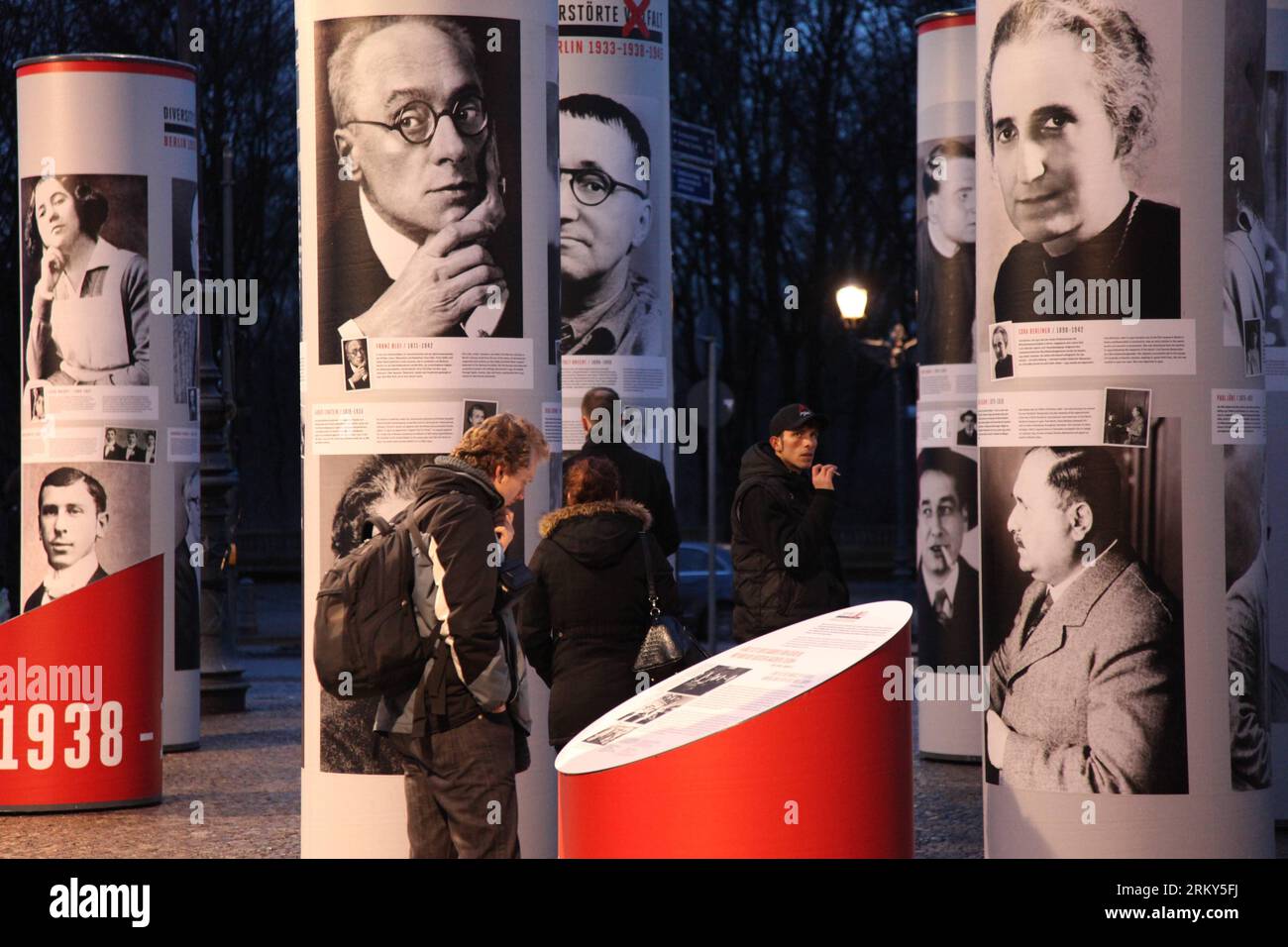 Bildnummer: 59149913  Datum: 29.01.2013  Copyright: imago/Xinhua Visitors view the Diversity Destroyed, Berlin 1933, 1938, 1945 outdoor exhibition in Berlin, Germany, Jan. 29, 2013. The exhibition features portraits of prominent figures in the field of science, artistic and cultural sphere, who were prosecuted by and suffered from the Nazi regime s cruelty dated back to 1933 until 1945. Berlin Municipality kicks off a series of exhibitions, to remind of the 80th anniversary of Adolf Hitler s usurpation of German power on January 30, 1933. (Xinhua/Pan Xu) (dtf) GERMANY-BERLIN-PERSECUTION-NAZI-E Stock Photo