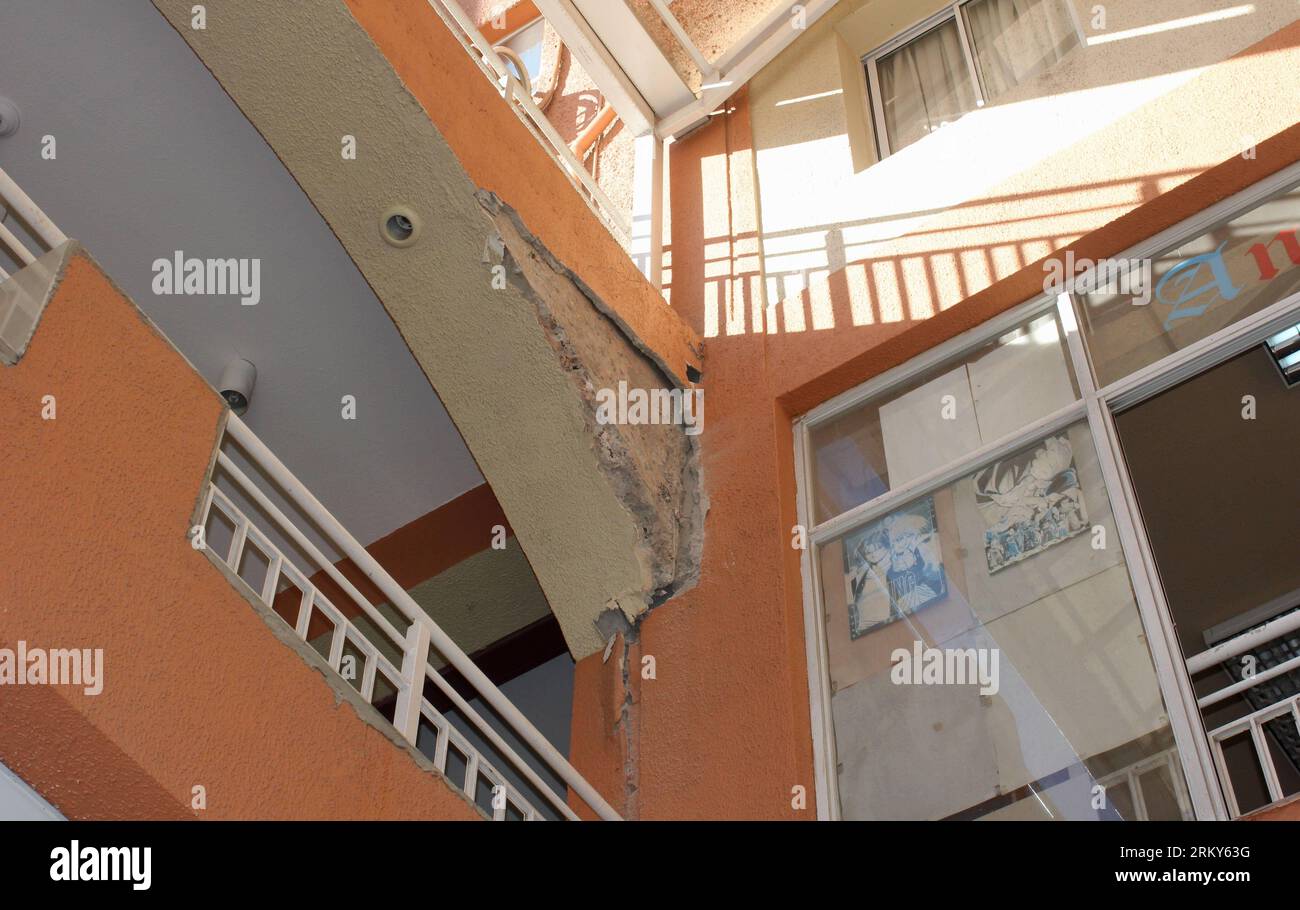 Bildnummer: 59154371  Datum: 30.01.2013  Copyright: imago/Xinhua (130130) -- COPIAPO, Jan. 30, 2013 (Xinhua) -- A building suffers structural damage after an earthquake at Copiapo City, Atacama, Chile, on Jan. 30, 2013. A 6.7-magnitude earthquake hit Chile at 4:15 a.m. Thursday (Beijing Time), according to the China Earthquake Networks Center. The epicenter was monitored at 28.1 degrees south latitude and 70.8 degrees west longitude with a depth of 30 km. (Xinhua/Claudio Lopez/AGENCIAUNO) RESTRICTED TO EDITORIAL USE MANDATORY CREDIT NO MARKETING, NO ADVERTISING CAMPAIGNS NO ARCHIVE, NO SALES C Stock Photo