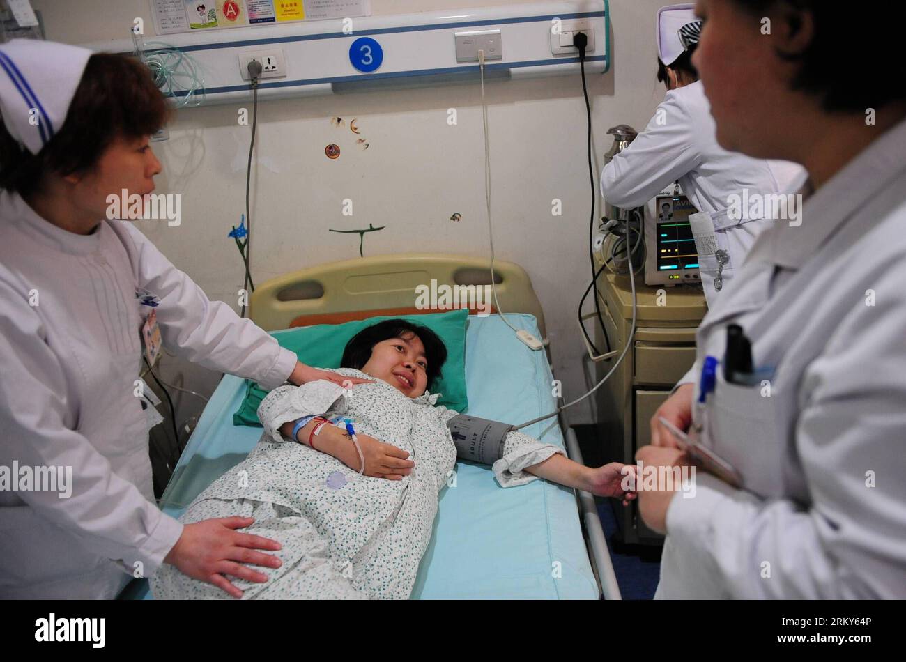Bildnummer: 59154381  Datum: 30.01.2013  Copyright: imago/Xinhua (130130) -- BEIJING, Jan. 30, 2013 (Xinhua) -- Doctors check the condition of Lyu Yuanfang, a woman with Lou Gehrig s disease, before a Cesarean section in Beijing, capital of China, Jan. 30, 2013. Lyu Yuanfang gave birth to a baby boy Wednesday morning at a hospital in Beijing. Lyu, 31, has Lou Gehrig s disease, also known as amyotrophic lateral sclerosis (ALS), a fatal, incurable neuromuscular disease that progresses rapidly. Lyu is believed to be the first ALS sufferer to give birth in China. ALS strikes one to three in every Stock Photo
