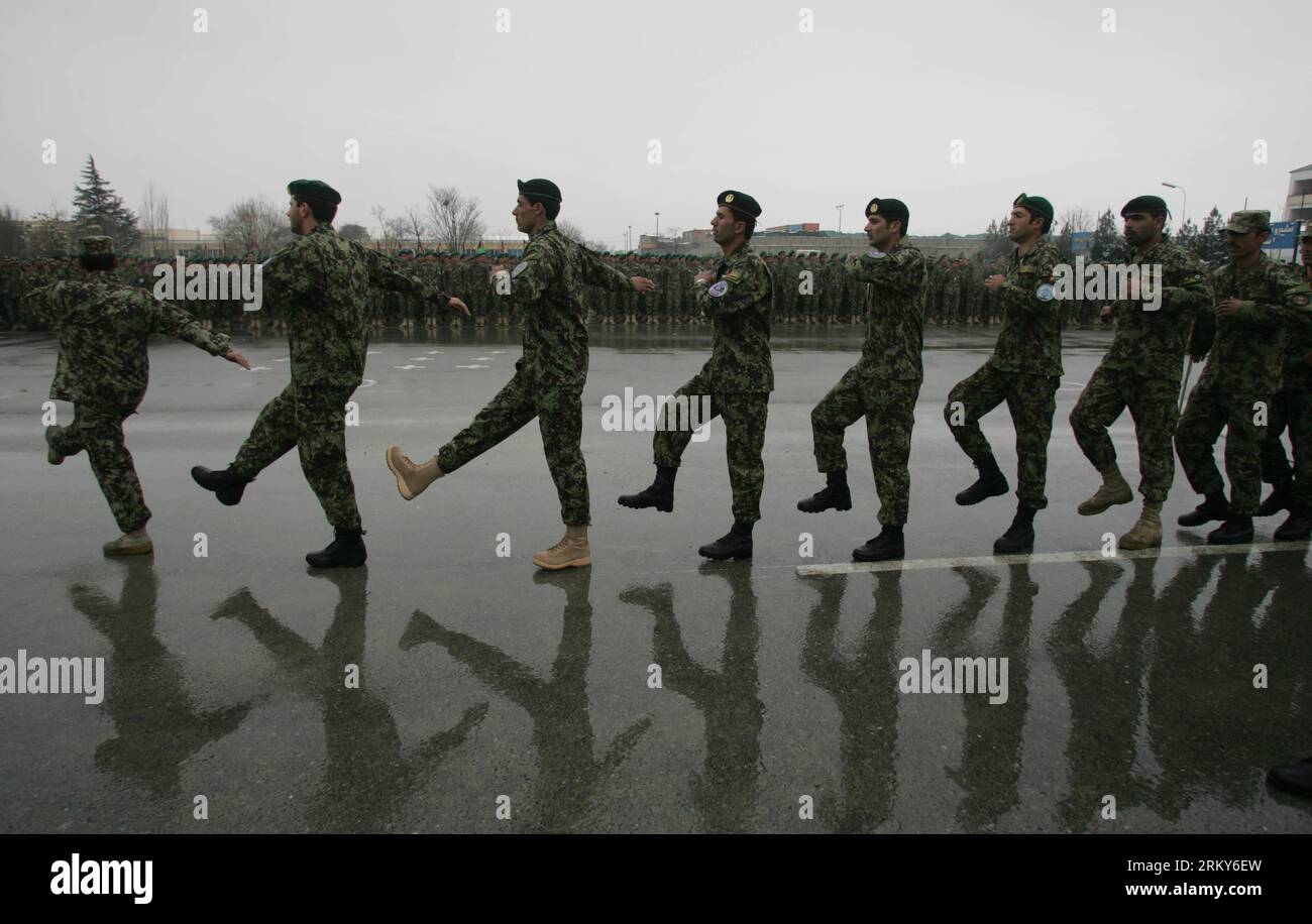 Bildnummer: 59155815  Datum: 31.01.2013  Copyright: imago/Xinhua (130131) -- KABUL, Jan. 31, 2013 (Xinhua) -- Newly graduated Afghan soldiers march during their graduation ceremony at the Kabul Military Training Center in Kabul, Afghanistan, on Jan. 31, 2013. A total of 1,400 soldiers graduated from Kabul Military Training Center (KMTC) on Thursday and were commissioned to Afghan National Army (ANA), General Aminullah Patyannai commander of KMTC said. (Xinhua/Ahmad Massoud) AFGHANISTAN-KABUL-SOLDIERS-GRADUATION PUBLICATIONxNOTxINxCHN Gesellschaft Militär Armee Soldat Ausbildung Militärausbildu Stock Photo