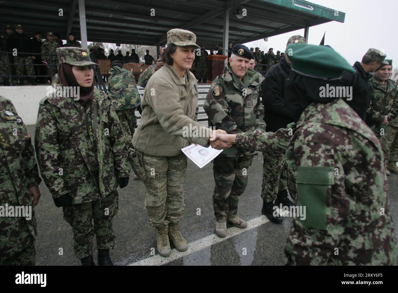 Bildnummer: 59155816  Datum: 31.01.2013  Copyright: imago/Xinhua (130131) -- KABUL, Jan. 31, 2013 (Xinhua) -- A newly graduated soldier receives her certificate during a graduation ceremony at the Kabul Military Training Center in Kabul, Afghanistan, on Jan. 31, 2013. A total of 1,400 soldiers graduated from Kabul Military Training Center (KMTC) on Thursday and were commissioned to Afghan National Army (ANA), General Aminullah Patyannai commander of KMTC said. (Xinhua/Ahmad Massoud) AFGHANISTAN-KABUL-SOLDIERS-GRADUATION PUBLICATIONxNOTxINxCHN Gesellschaft Militär Armee Soldat Ausbildung Militä Stock Photo