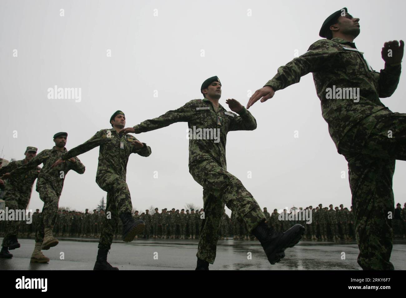 Bildnummer: 59155820  Datum: 31.01.2013  Copyright: imago/Xinhua (130131) -- KABUL, Jan. 31, 2013 (Xinhua) -- Newly graduated soldiers march during their graduation ceremony at the Kabul Military Training Center in Kabul, Afghanistan, on Jan. 31, 2013. A total of 1,400 soldiers graduated from Kabul Military Training Center (KMTC) on Thursday and were commissioned to Afghan National Army (ANA), General Aminullah Patyannai commander of KMTC said. (Xinhua/Ahmad Massoud) AFGHANISTAN-KABUL-SOLDIERS-GRADUATION PUBLICATIONxNOTxINxCHN Gesellschaft Militär Armee Soldat Ausbildung Militärausbildung Absc Stock Photo