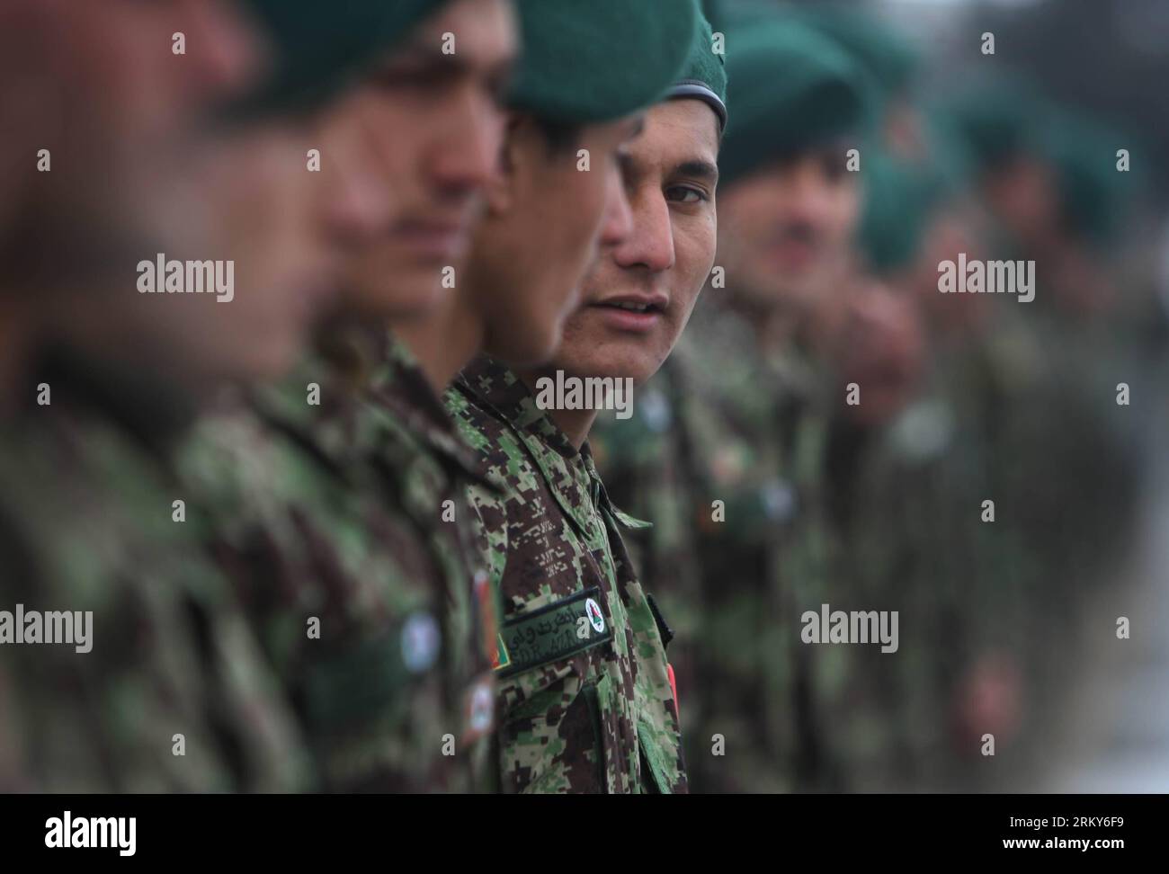 Bildnummer: 59155817  Datum: 31.01.2013  Copyright: imago/Xinhua (130131) -- KABUL, Jan. 31, 2013 (Xinhua) -- Newly graduated soldiers attend their graduation ceremony at the Kabul Military Training Center in Kabul, Afghanistan, on Jan. 31, 2013. A total of 1,400 soldiers graduated from Kabul Military Training Center (KMTC) on Thursday and were commissioned to Afghan National Army (ANA), General Aminullah Patyannai commander of KMTC said. (Xinhua/Ahmad Massoud) AFGHANISTAN-KABUL-SOLDIERS-GRADUATION PUBLICATIONxNOTxINxCHN Gesellschaft Militär Armee Soldat Ausbildung Militärausbildung Abschluss Stock Photo