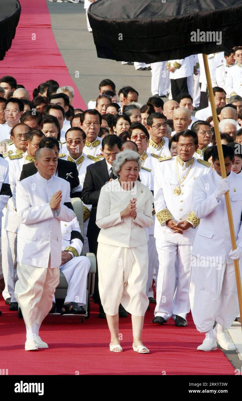 Bildnummer: 59159100  Datum: 01.02.2013  Copyright: imago/Xinhua (130201) -- PHNOM PENH, Feb. 1, 2013 (Xinhua) -- Cambodian Queen Mother Norodom Monineath (C, front) and her son King Norodom Sihamoni (L, front) along with Prime Minister Hun Sen (2nd R, second line) attend the funeral procession of the late King Father Norodom Sihanouk in Phnom Penh, Cambodia, Feb. 1, 2013. The body of late King Father Norodom Sihanouk was carried from the Palace in a procession to a custom-built crematorium at the Veal Preah Meru Square next to the Palace on Friday. The body will be kept for another three days Stock Photo